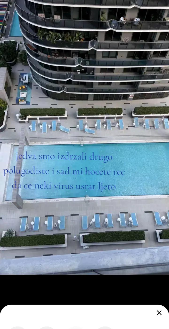@𝐄
