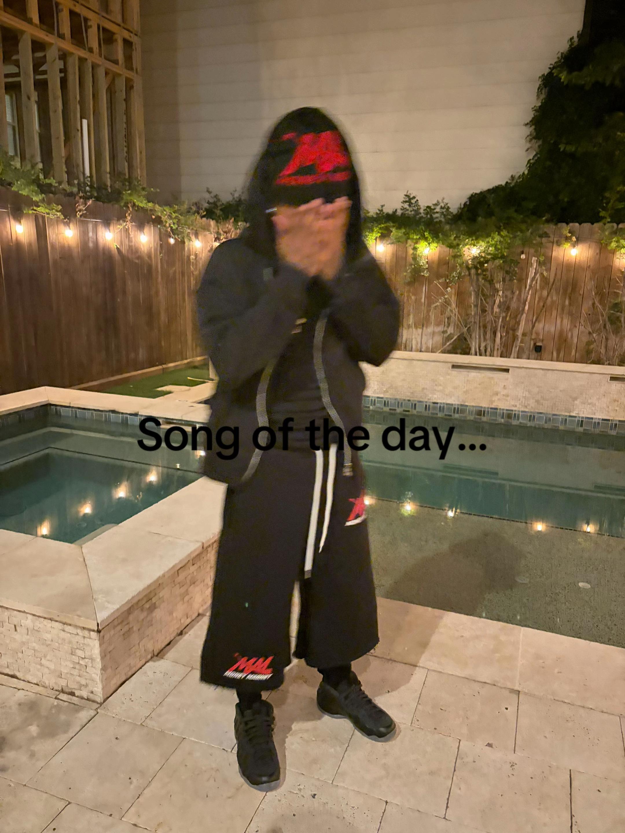 @🦹🏽