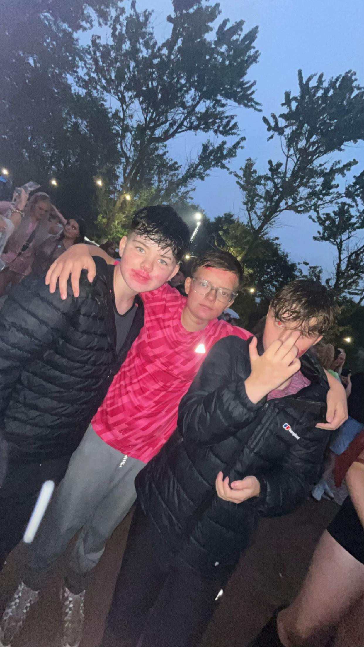 @🥳