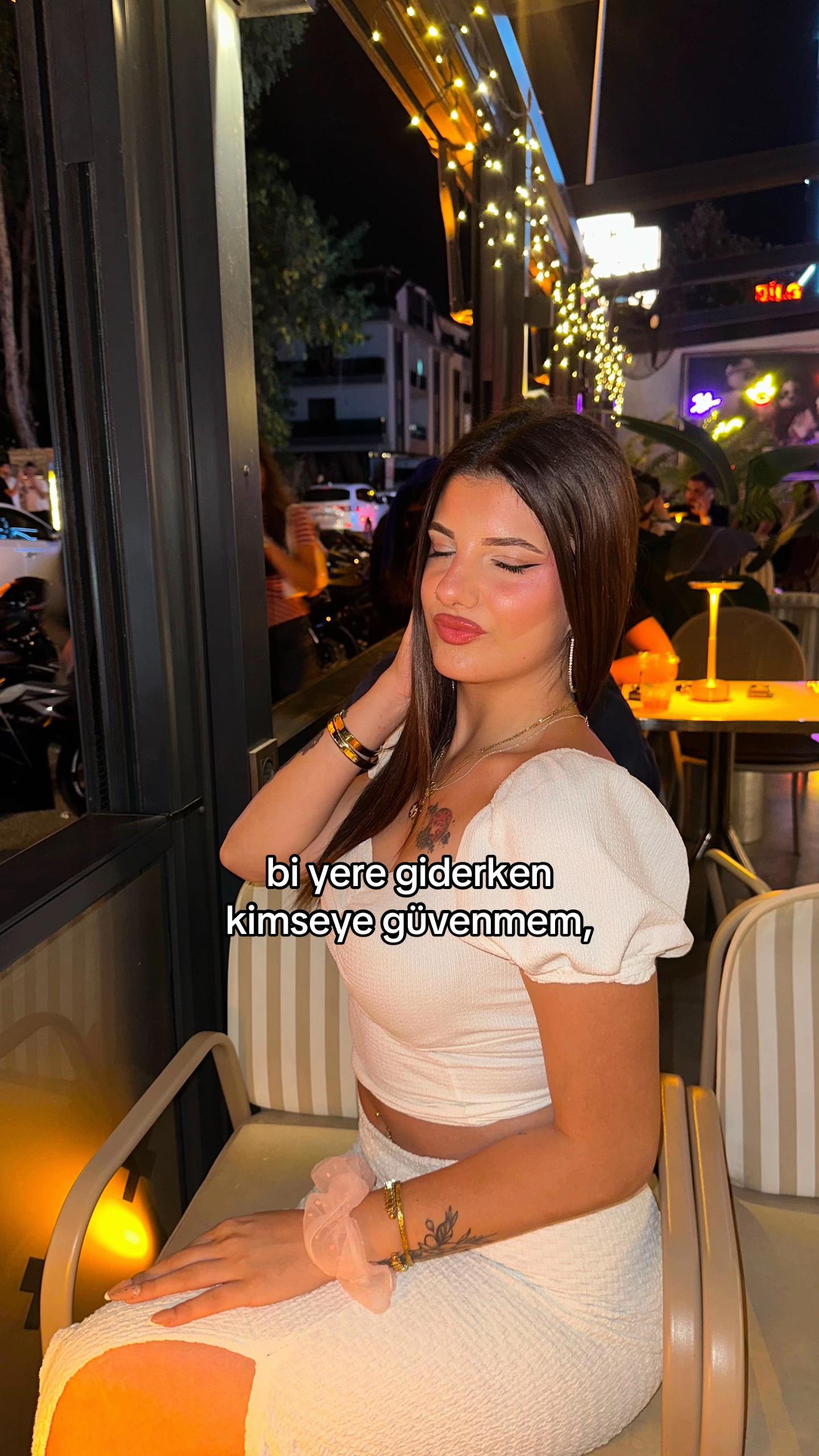 @Azra Eşref