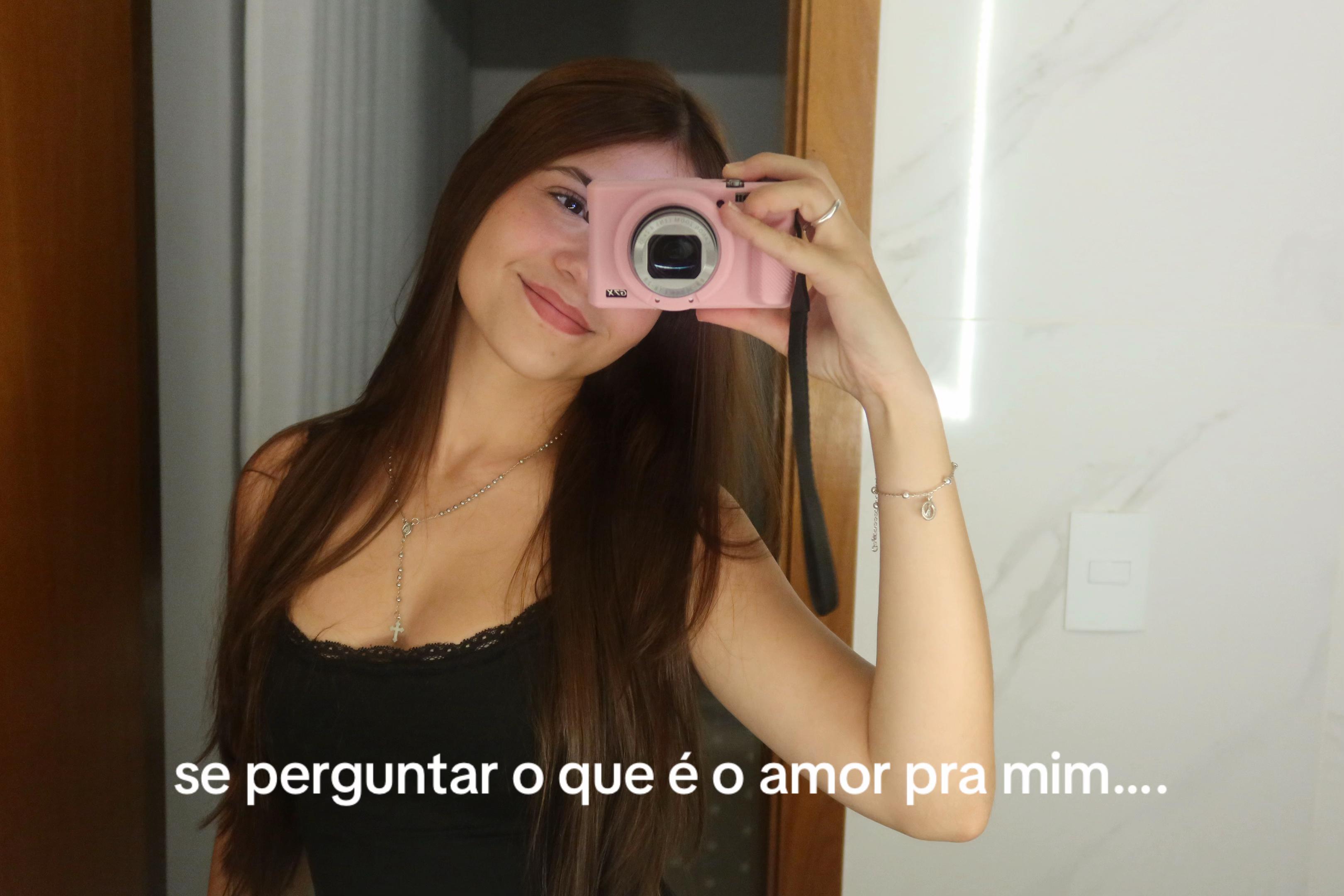 @larissacruzmariano