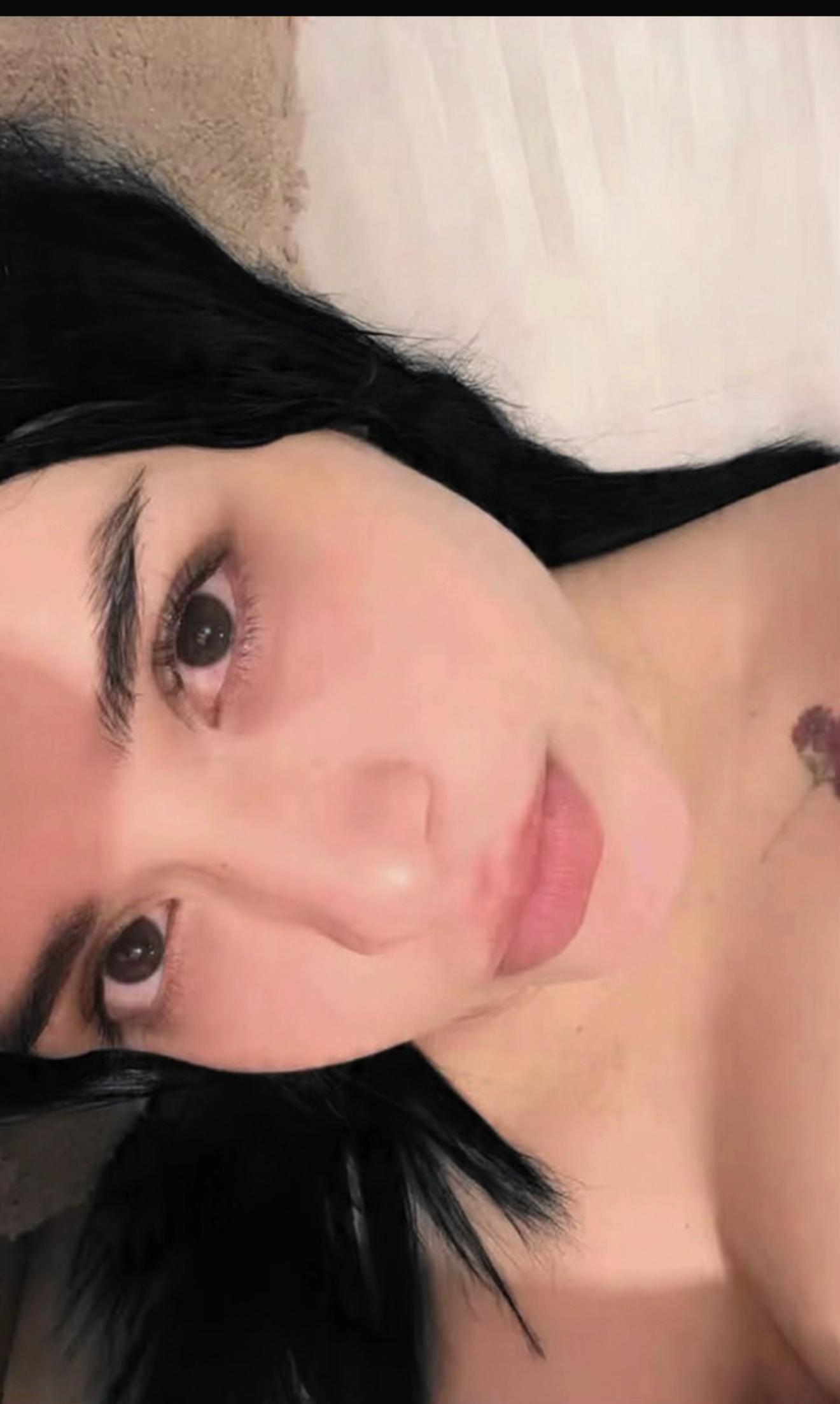 @Adriana🖤