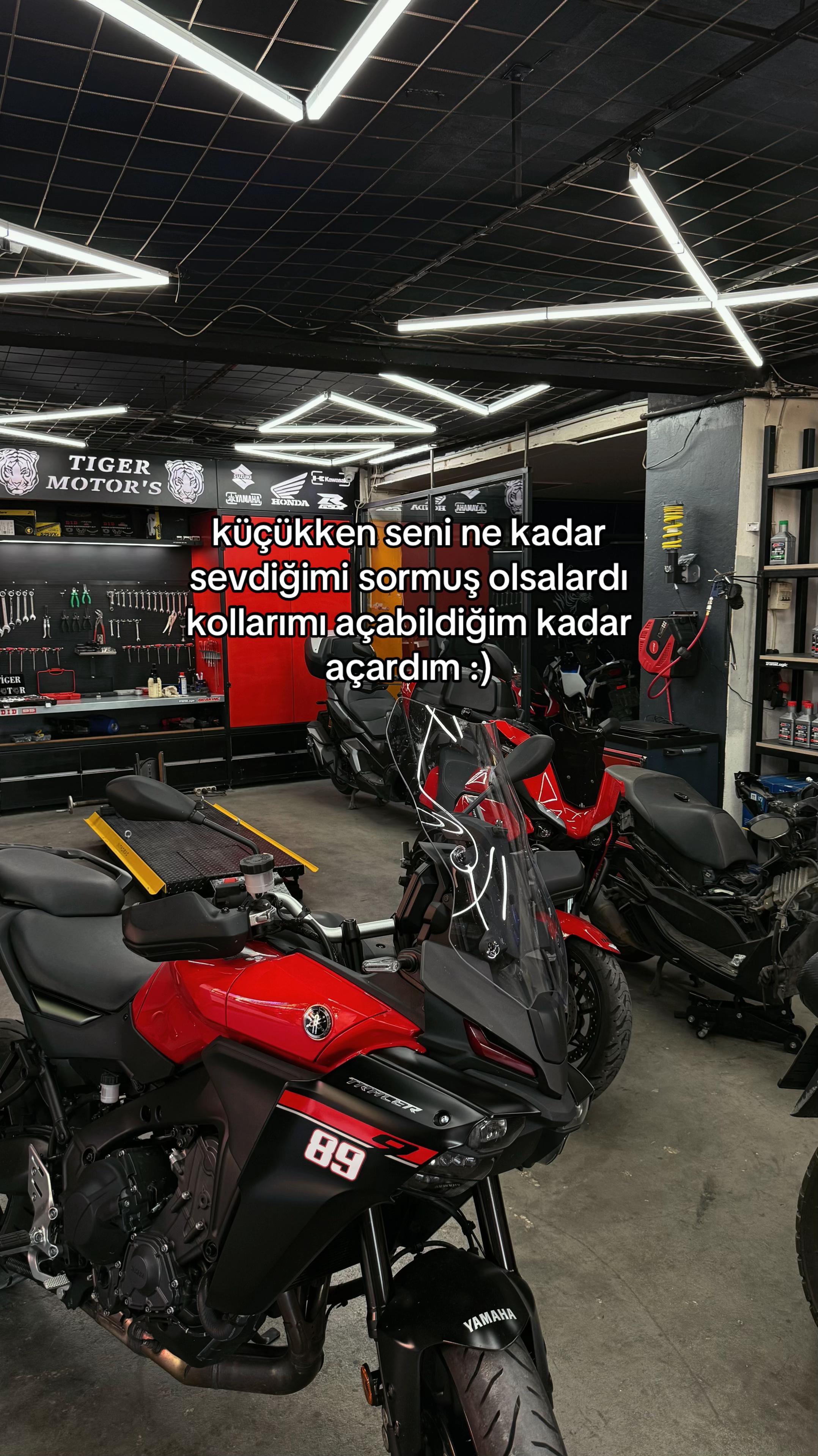 @UYR.89