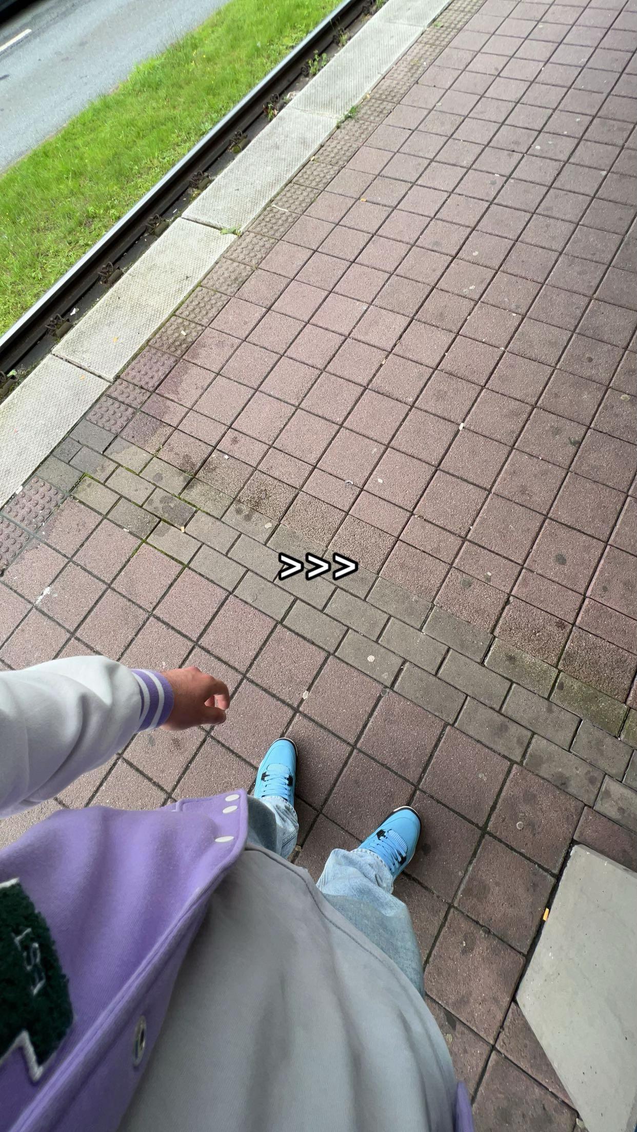 @𝐸min🇦🇿
