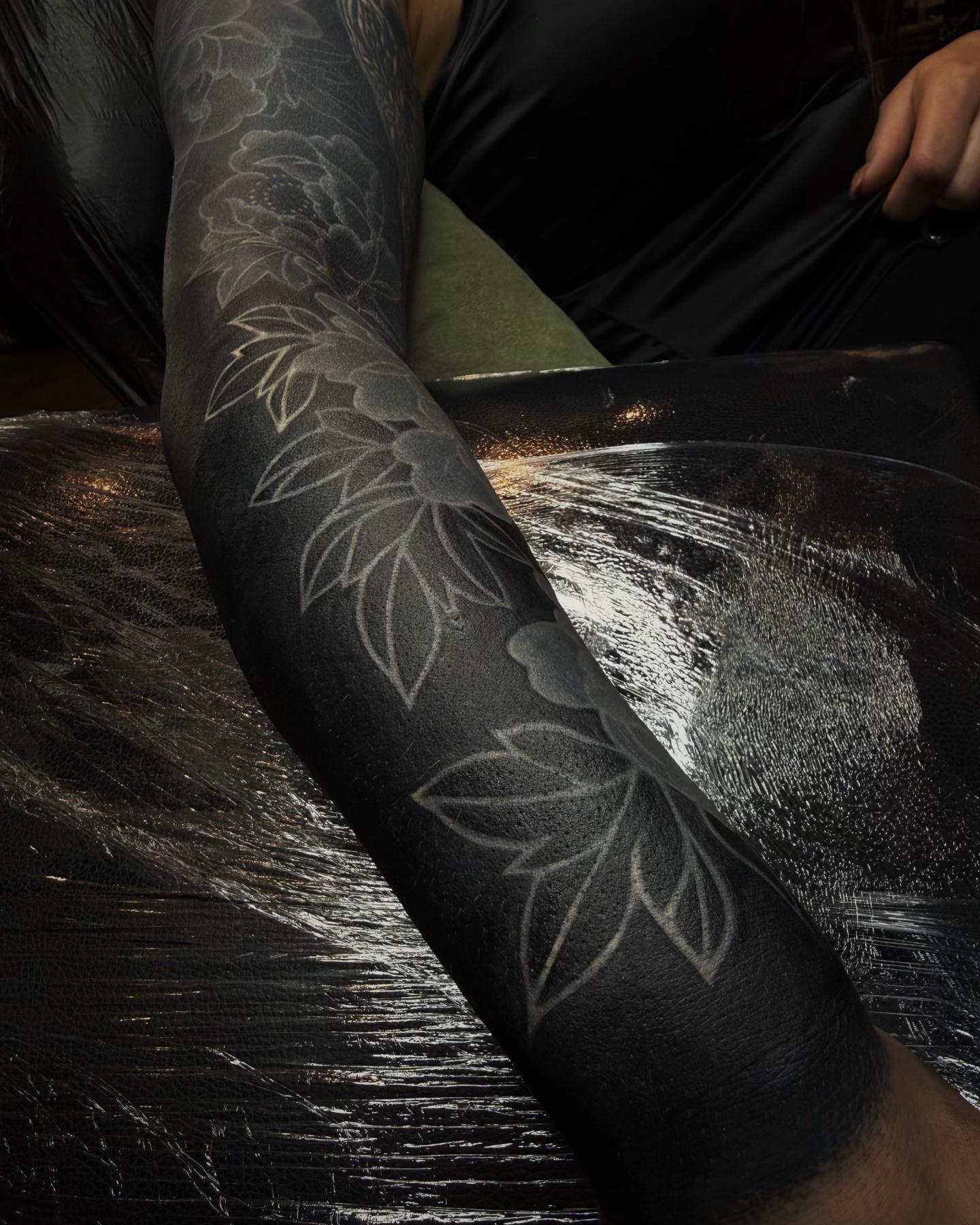 @WHITE ON BLACK TATTOO