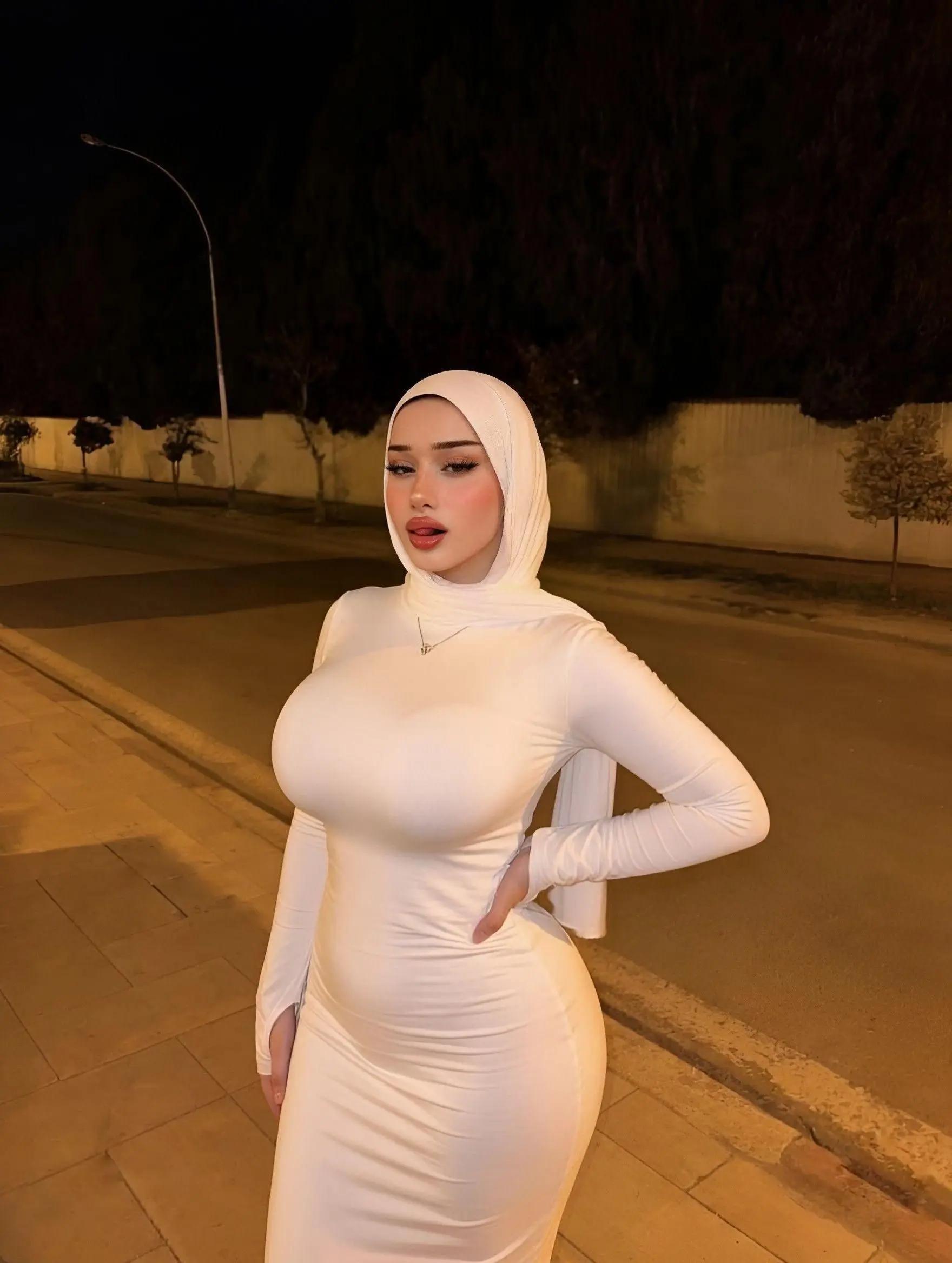 @Yourqueenrourou