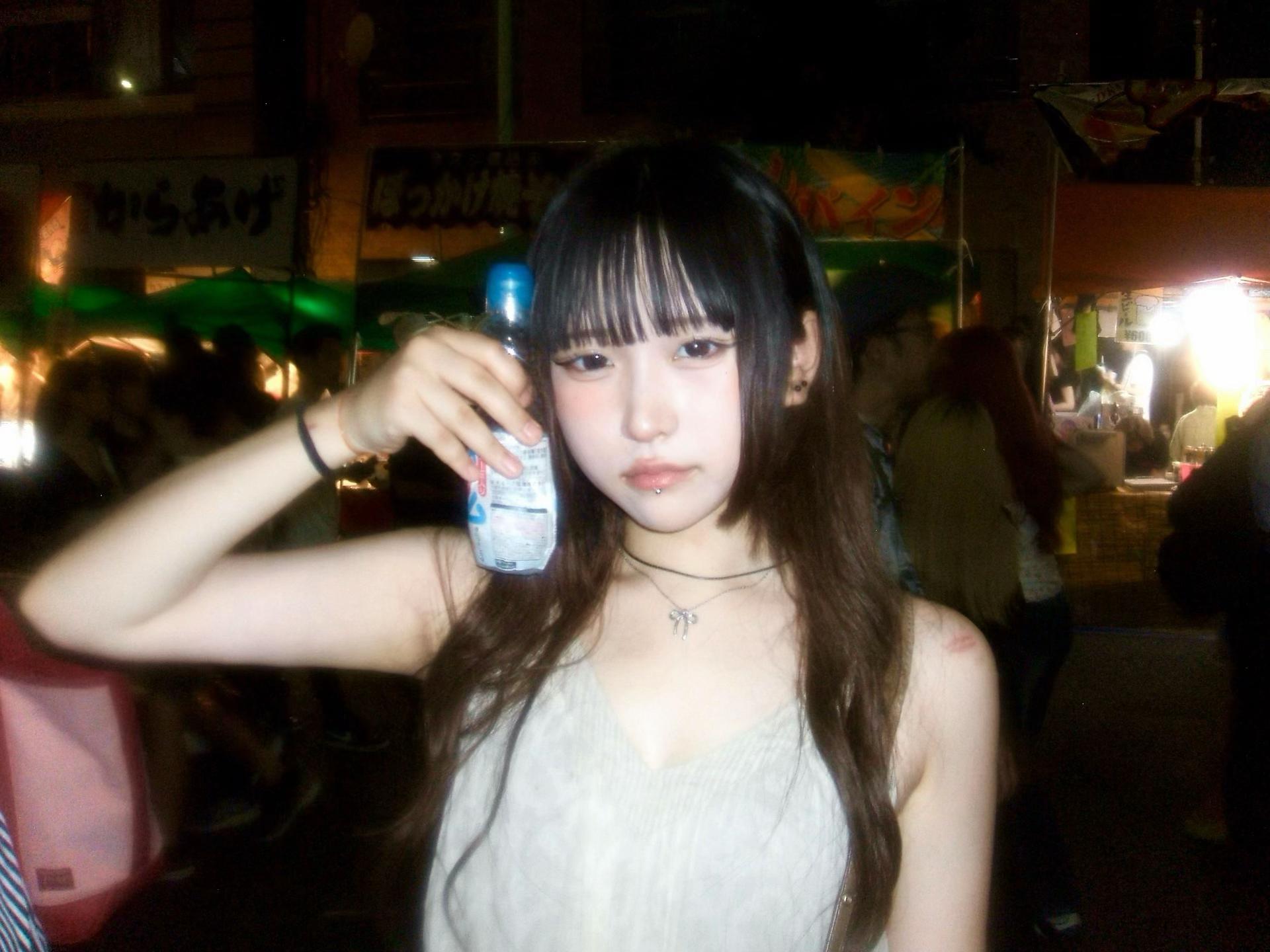 @しの
