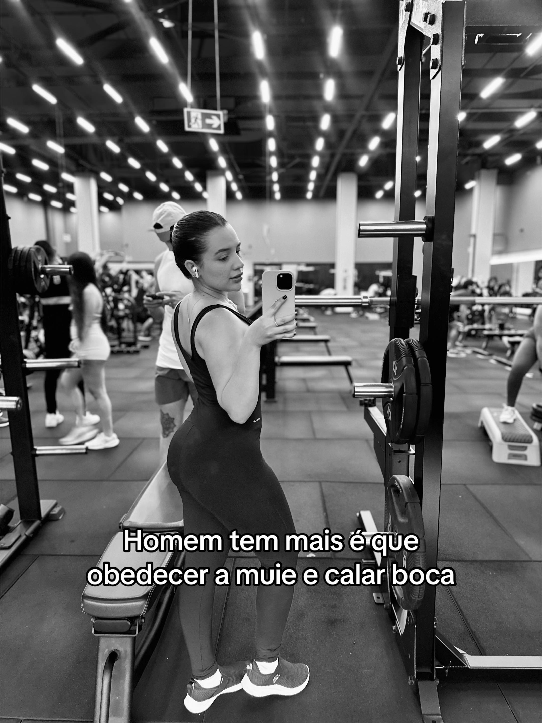 @L&iacute;via Souza