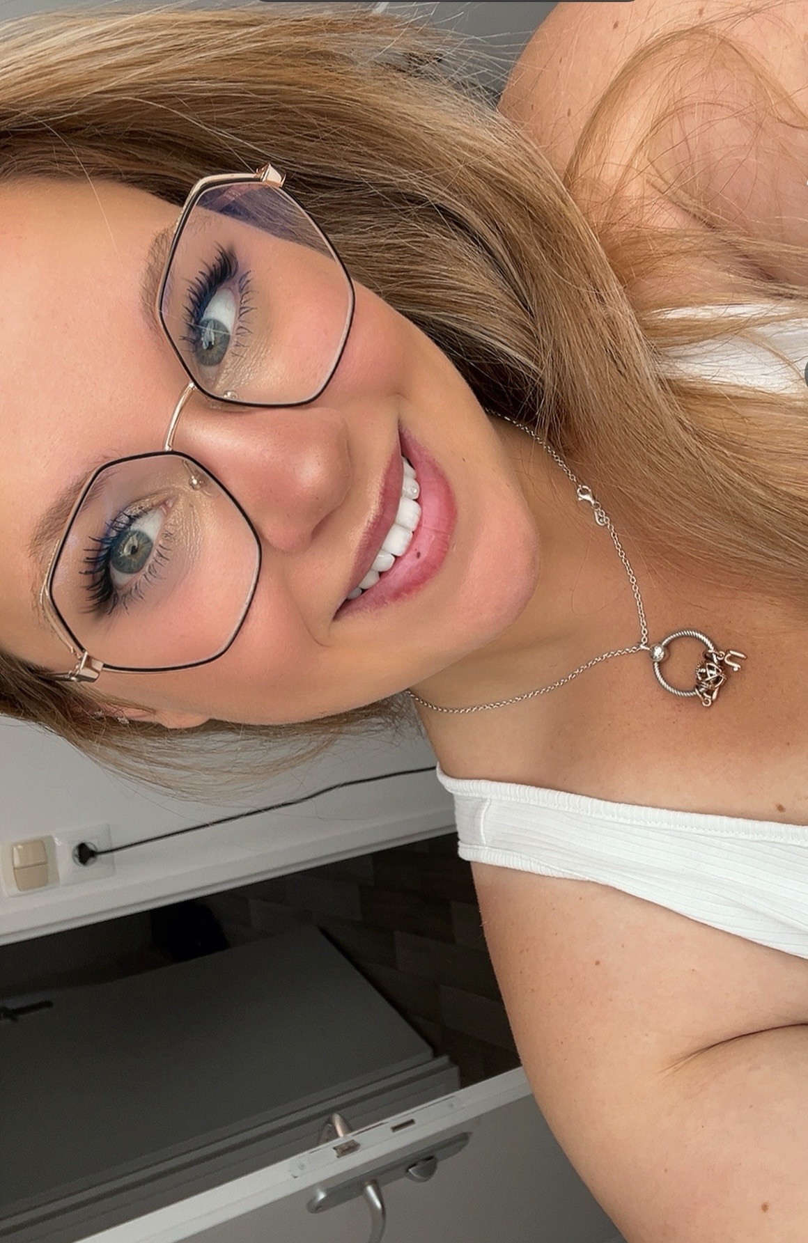 @Curvy_Laurine