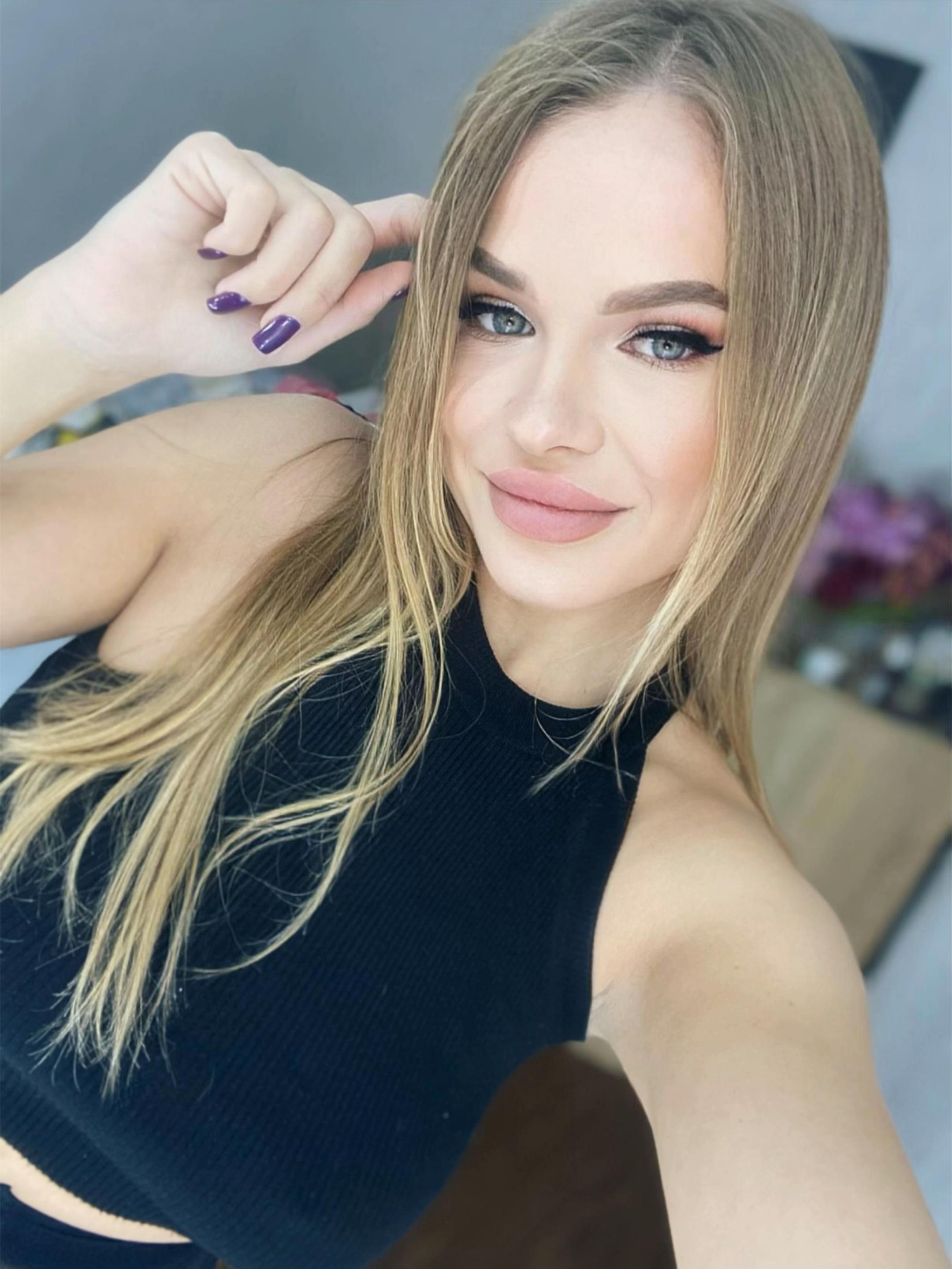 @elenacalmis425