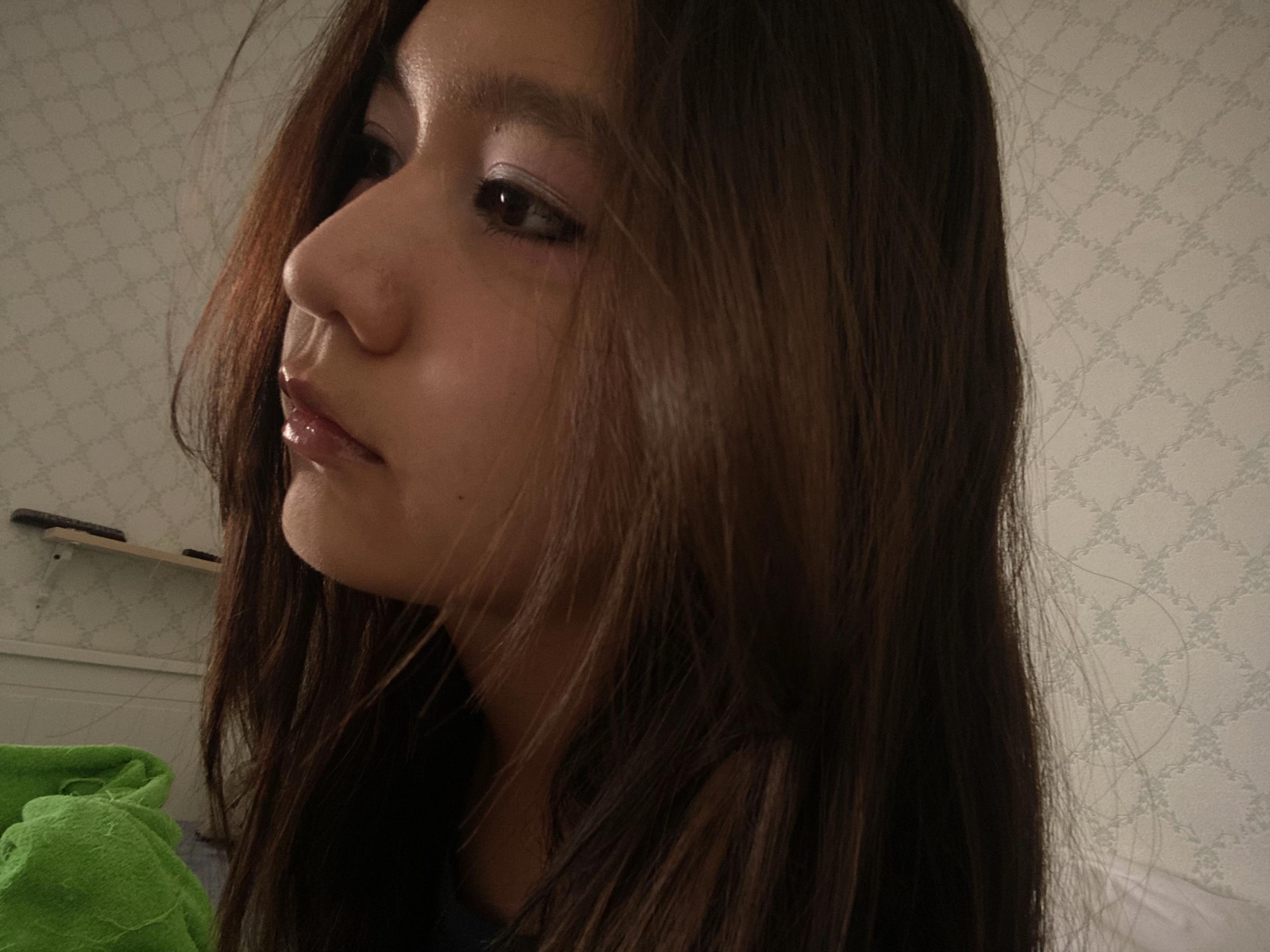 @>_<