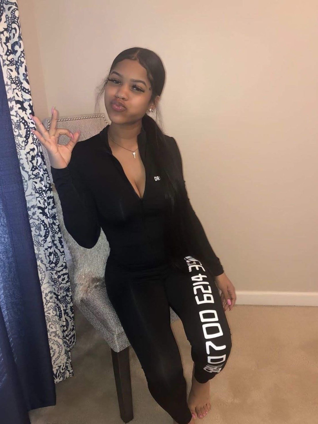 @𑣲.