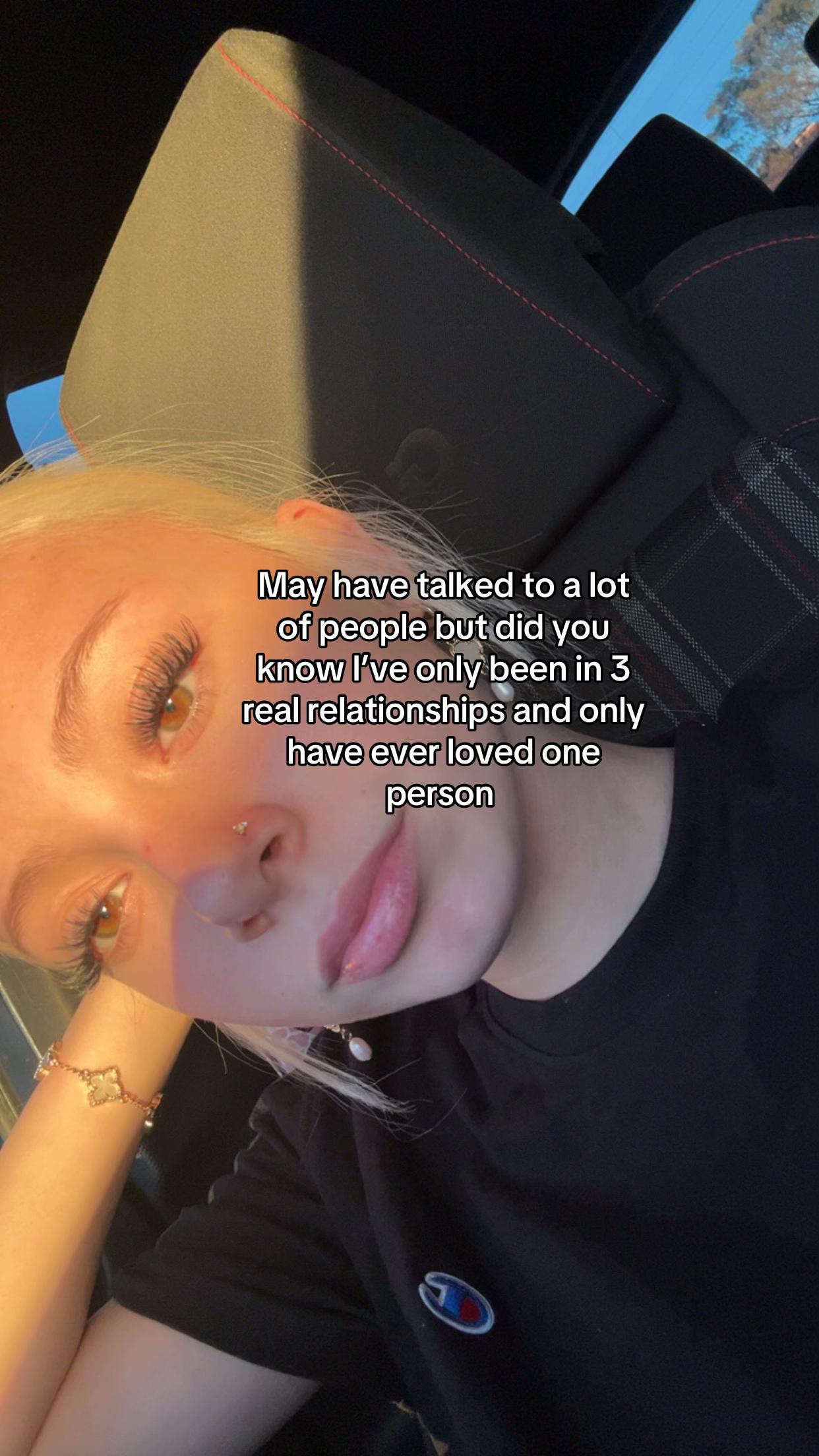 @•