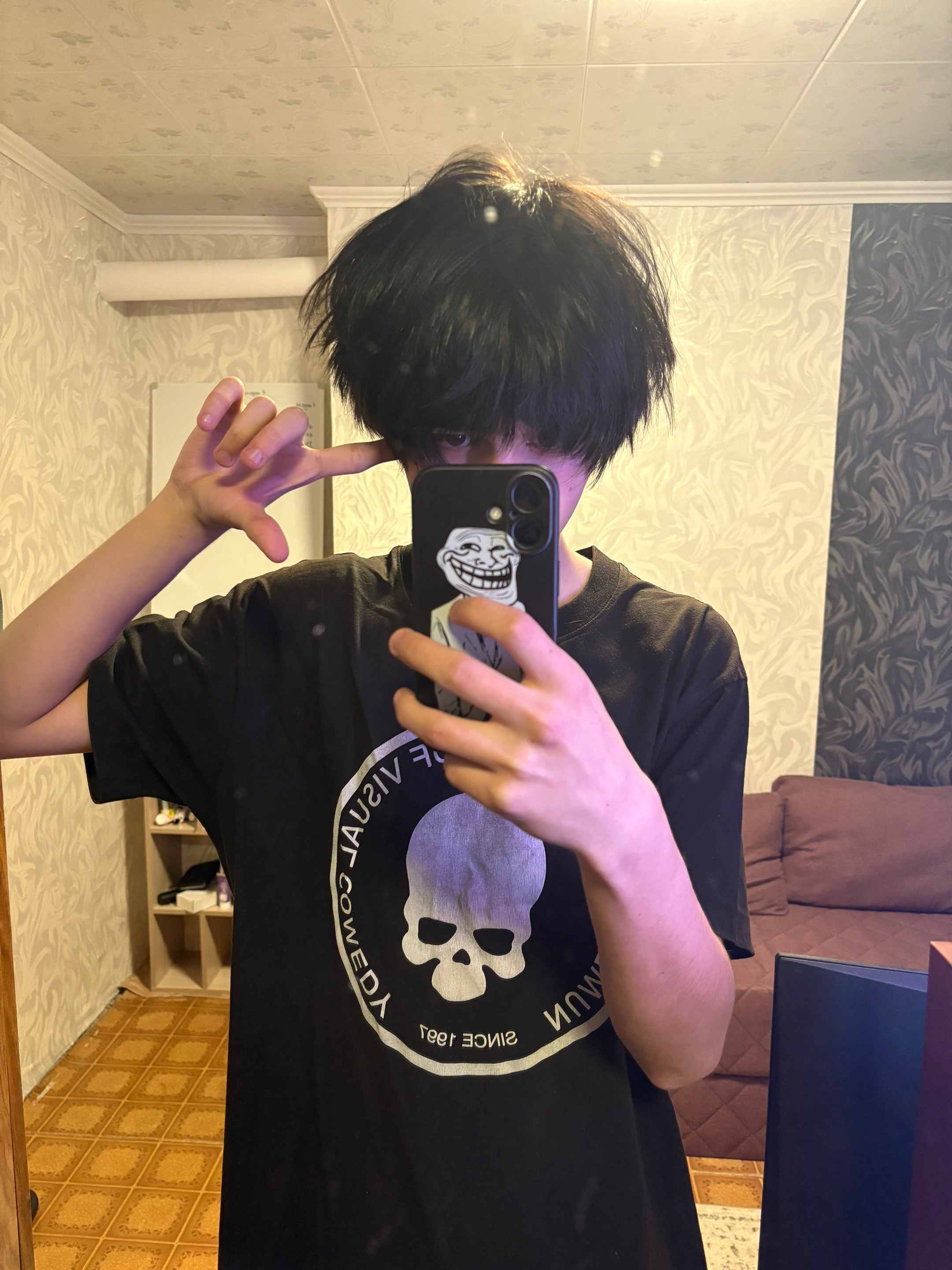@>.<