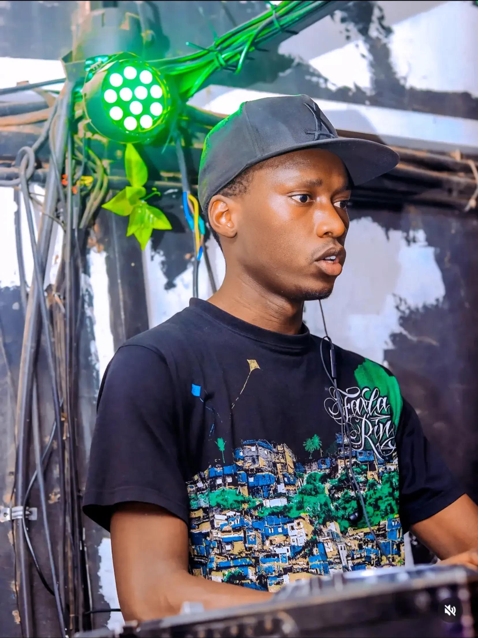 @WEEPON THE ENTERTAINER (DJ)