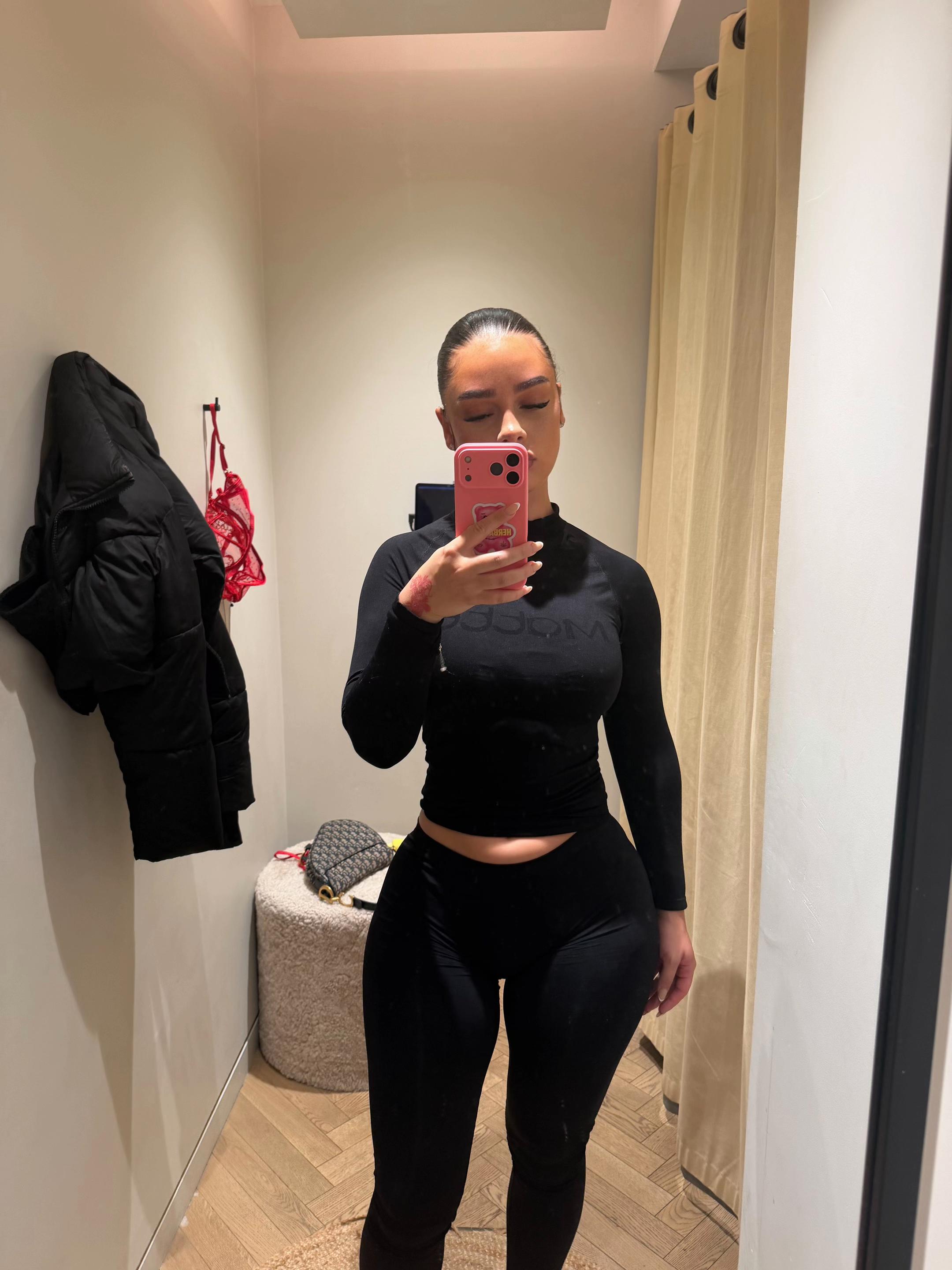 @nelliecharles_