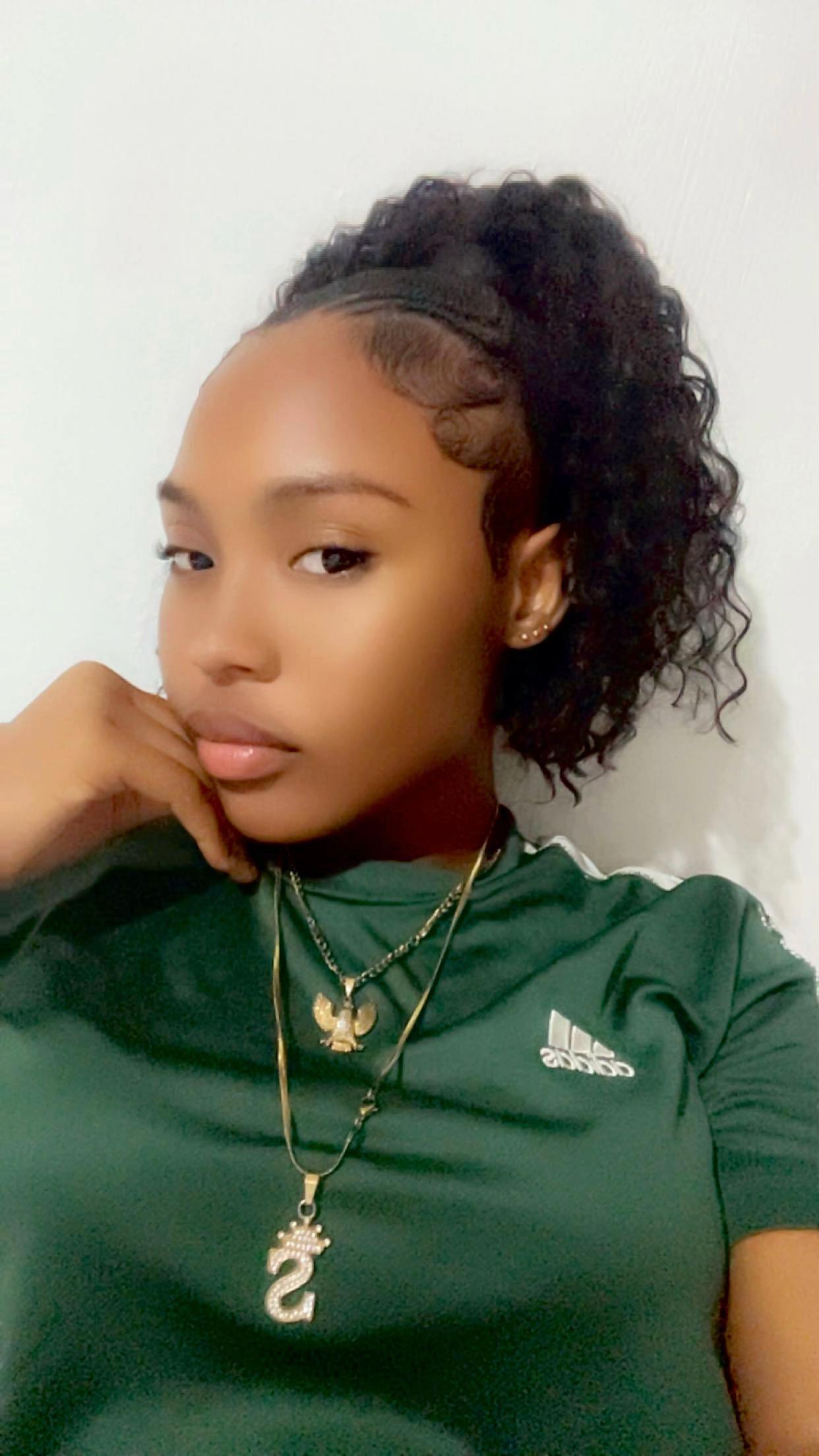 @niaabaee__