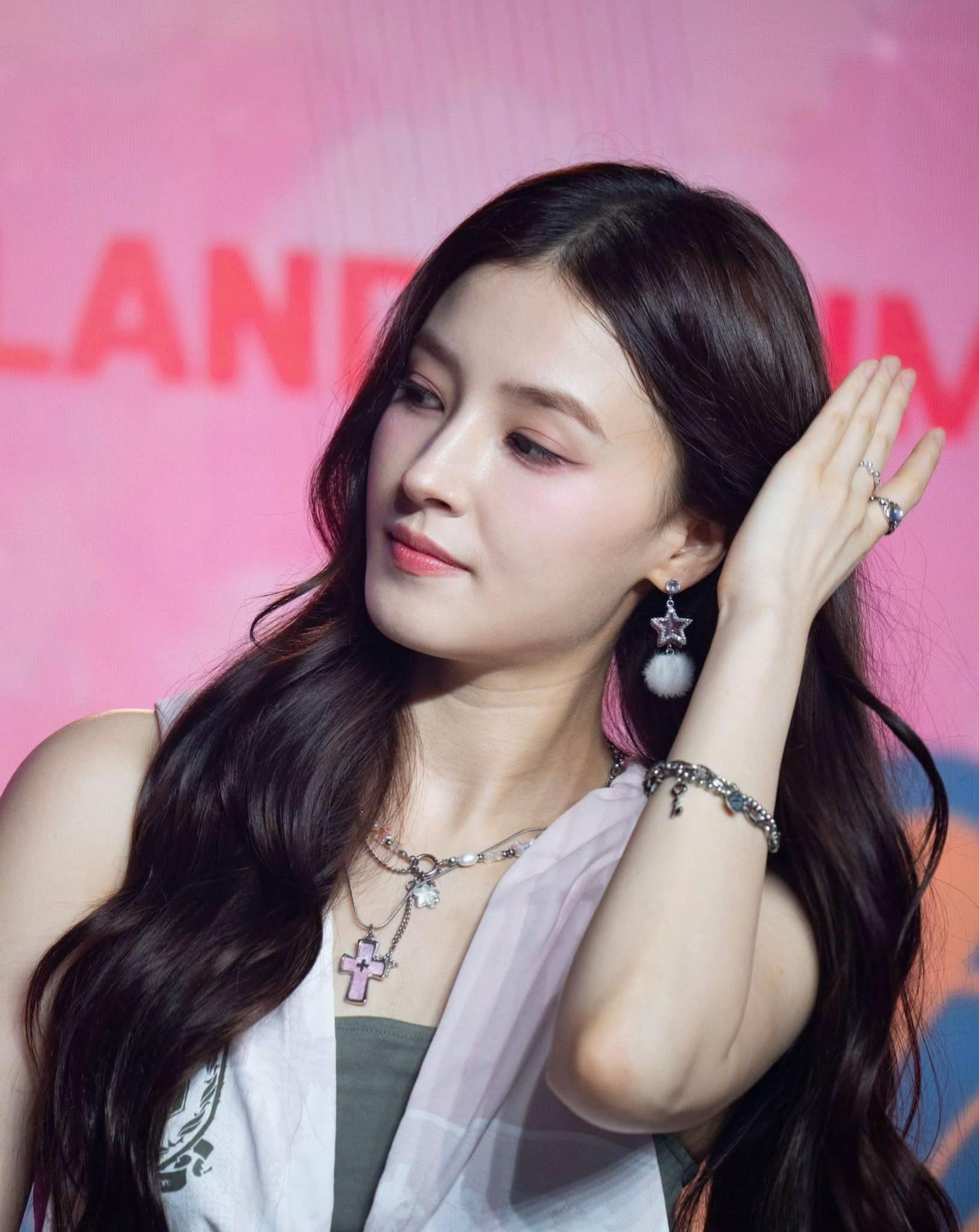 @👸🦋Universal Kpop Idols🦋👑