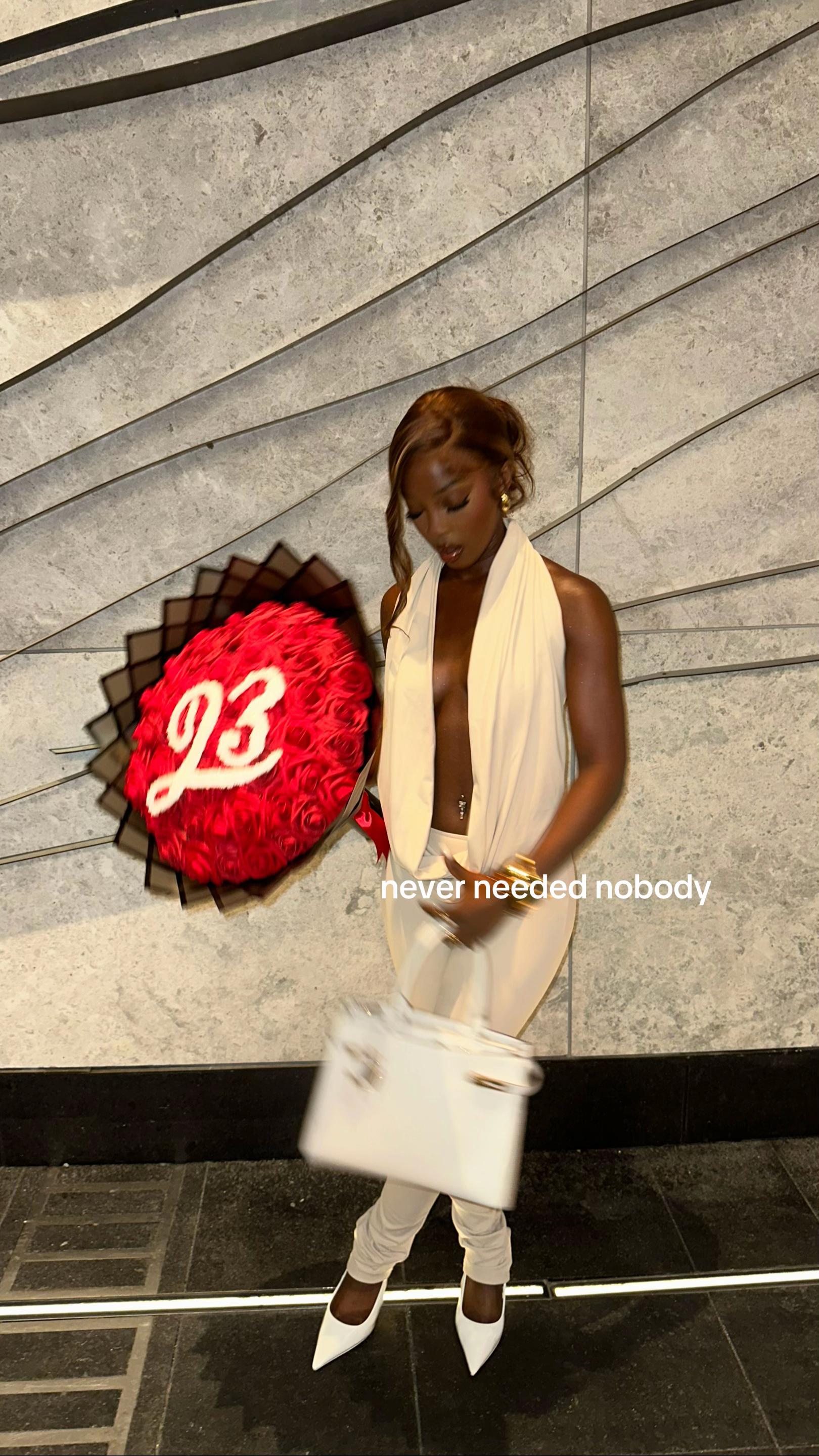@👩🏾&zwj;❤️&zwj;💋&zwj;👩🏾
