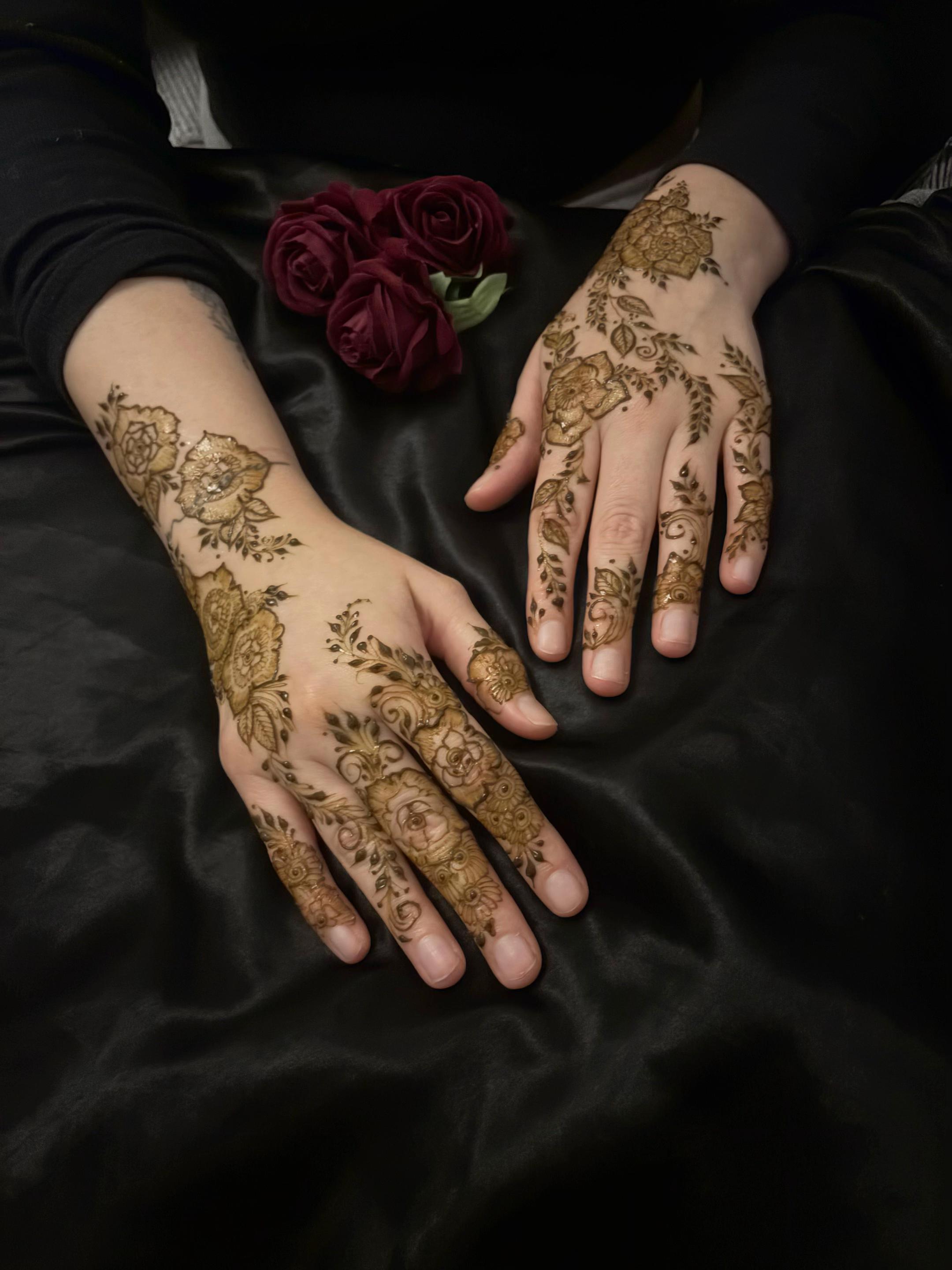 @ayshahhenna_artist