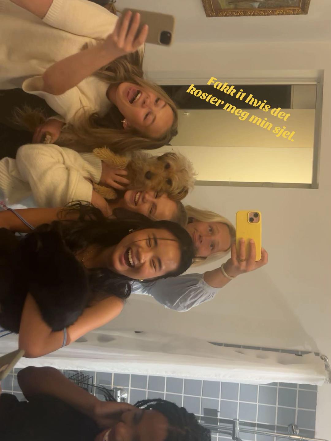 @JULIE ØSTERUD