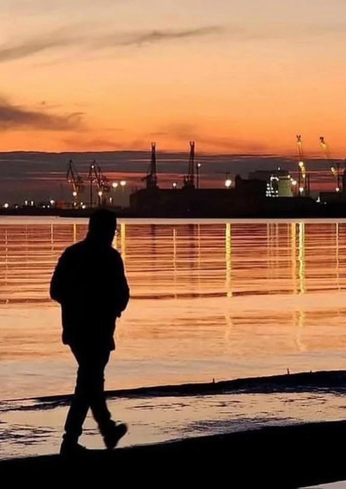 @E H