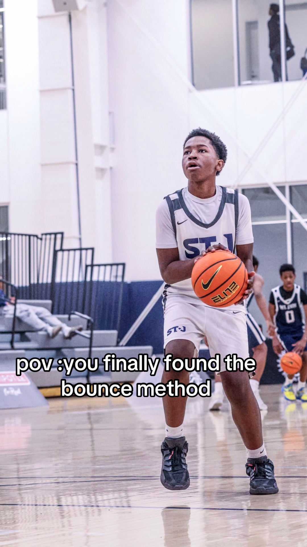 @⛹🏽♂️
