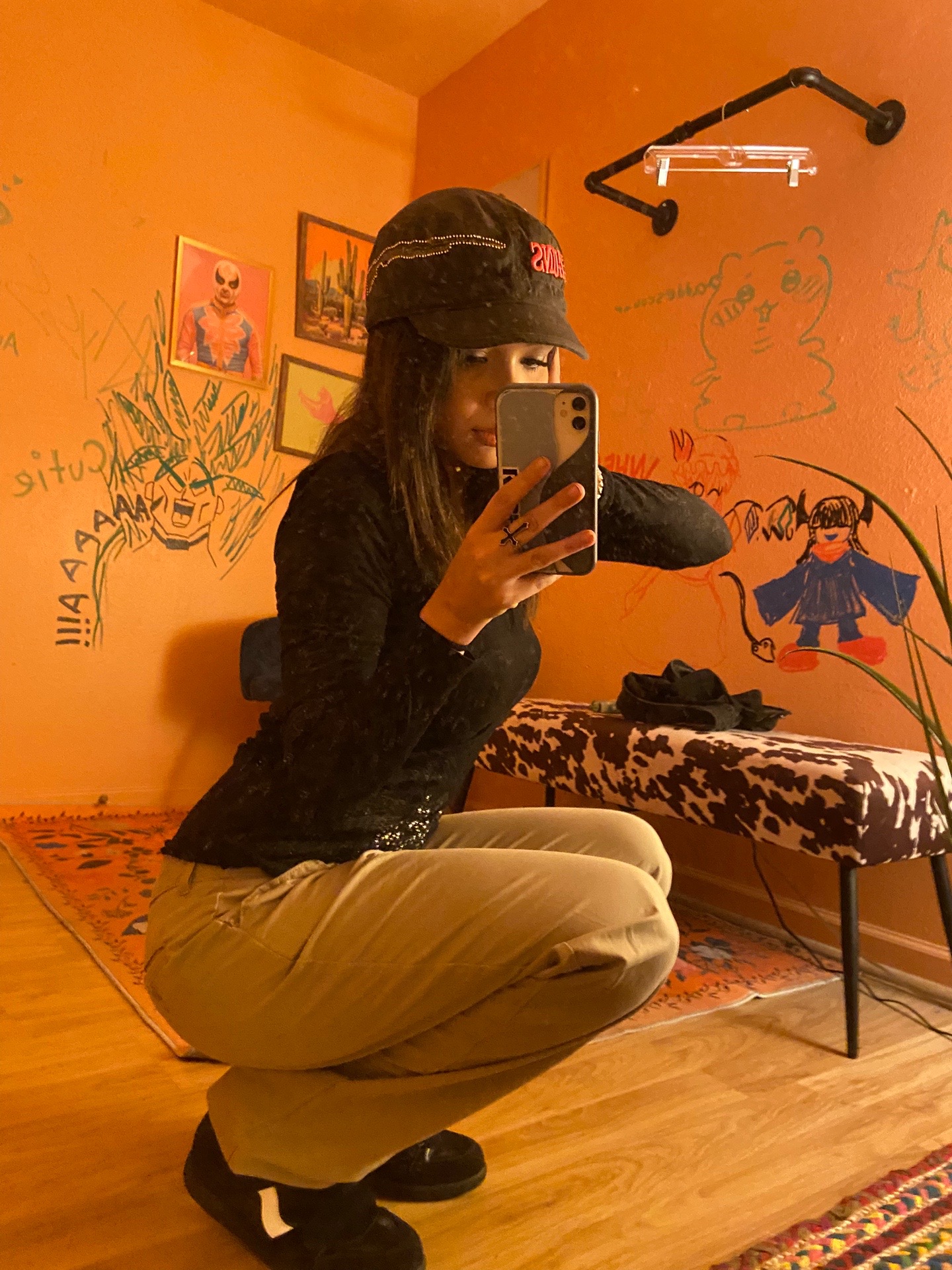 @>.<