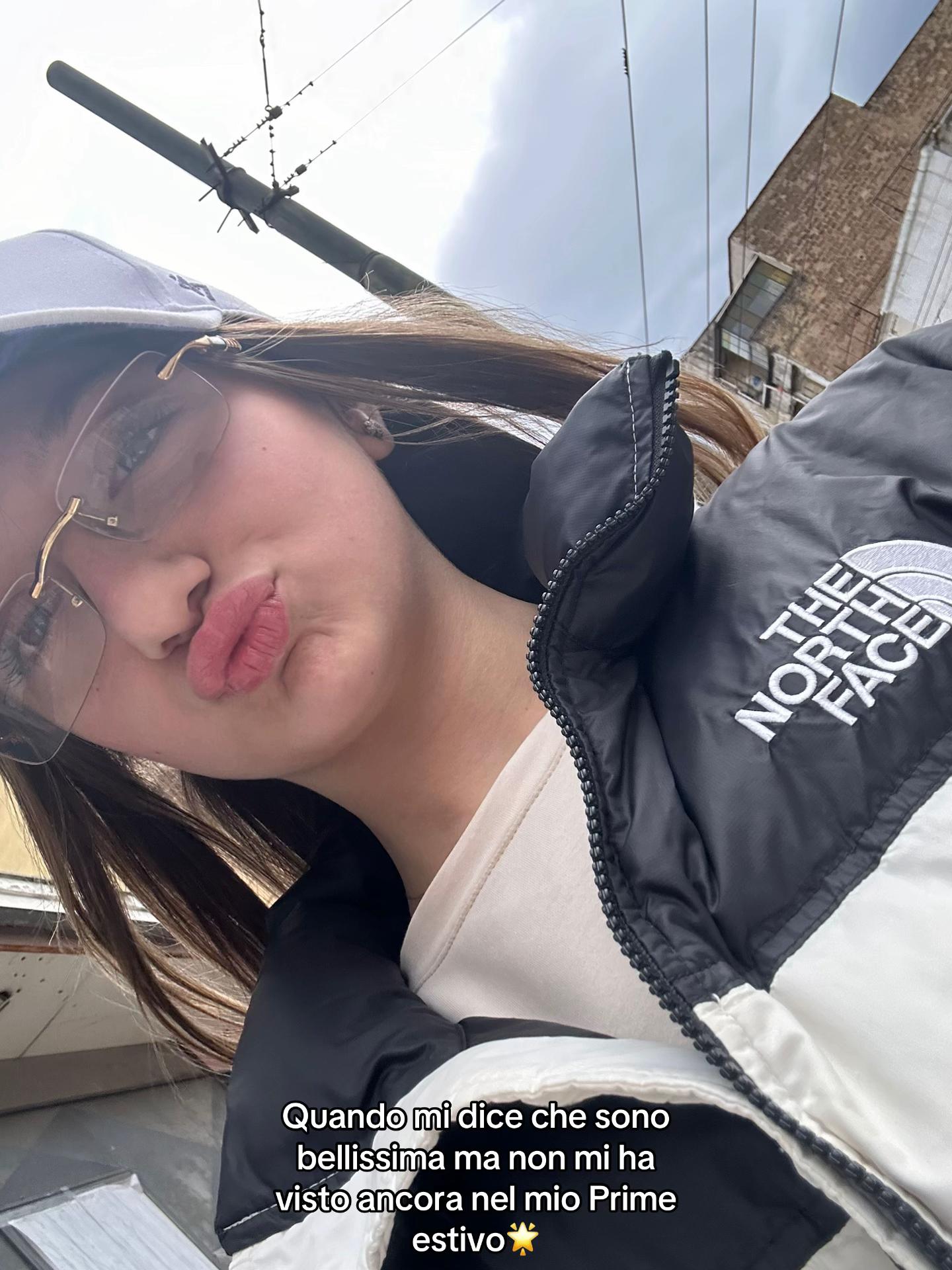 @𝐇