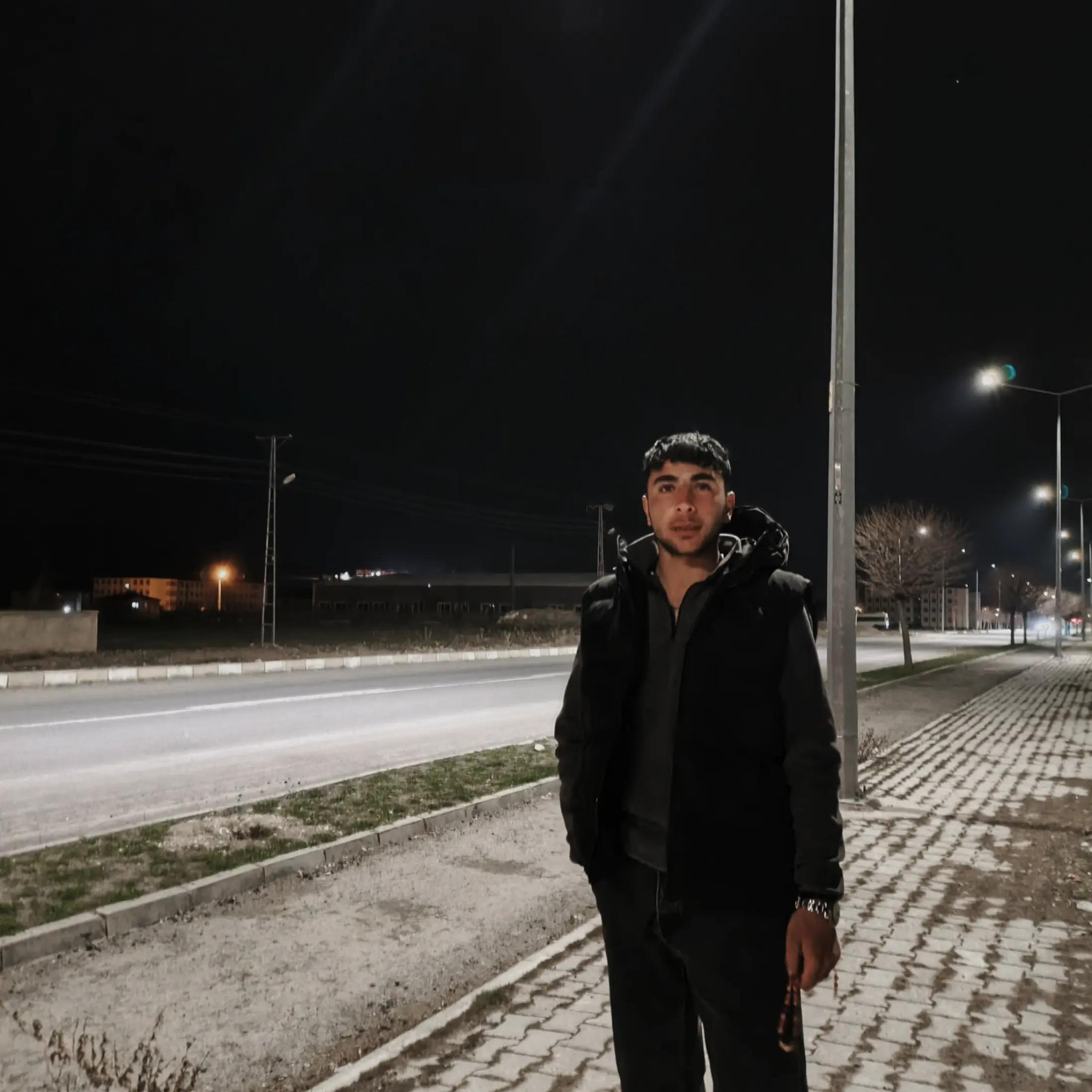 @&ouml;zg&uuml;r Yıldız
