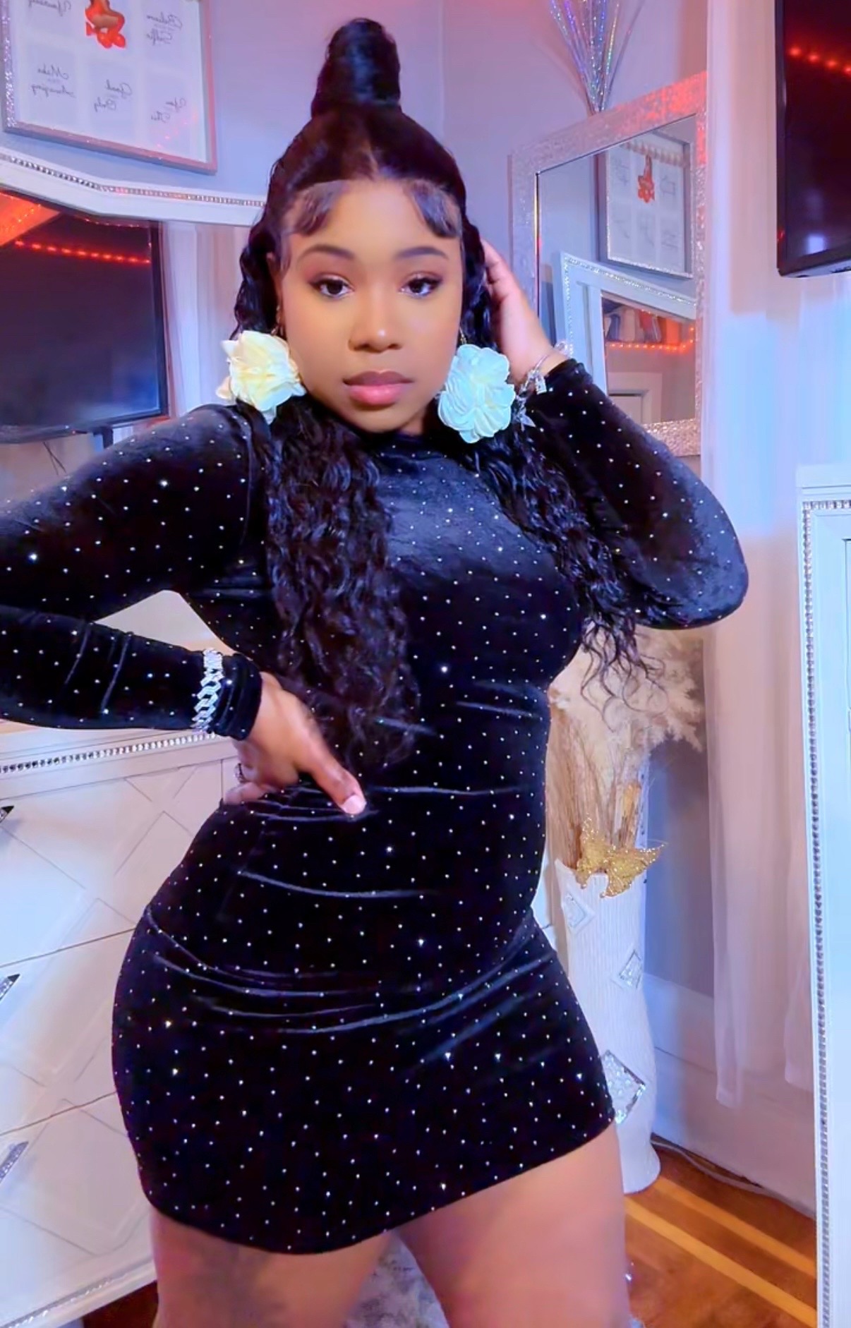 @✨Ms Unique✨꧁꧂✨