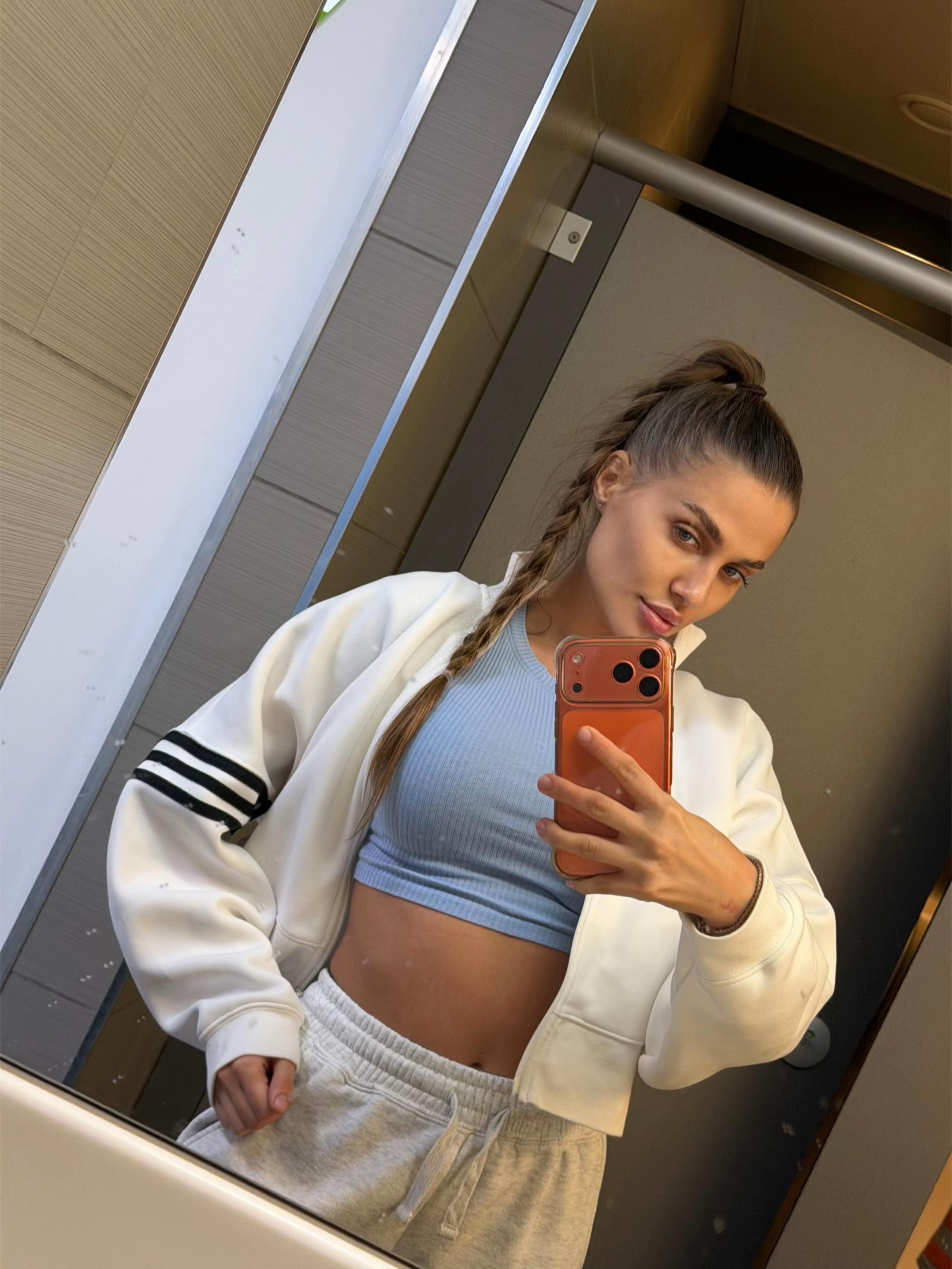 @Ella_001