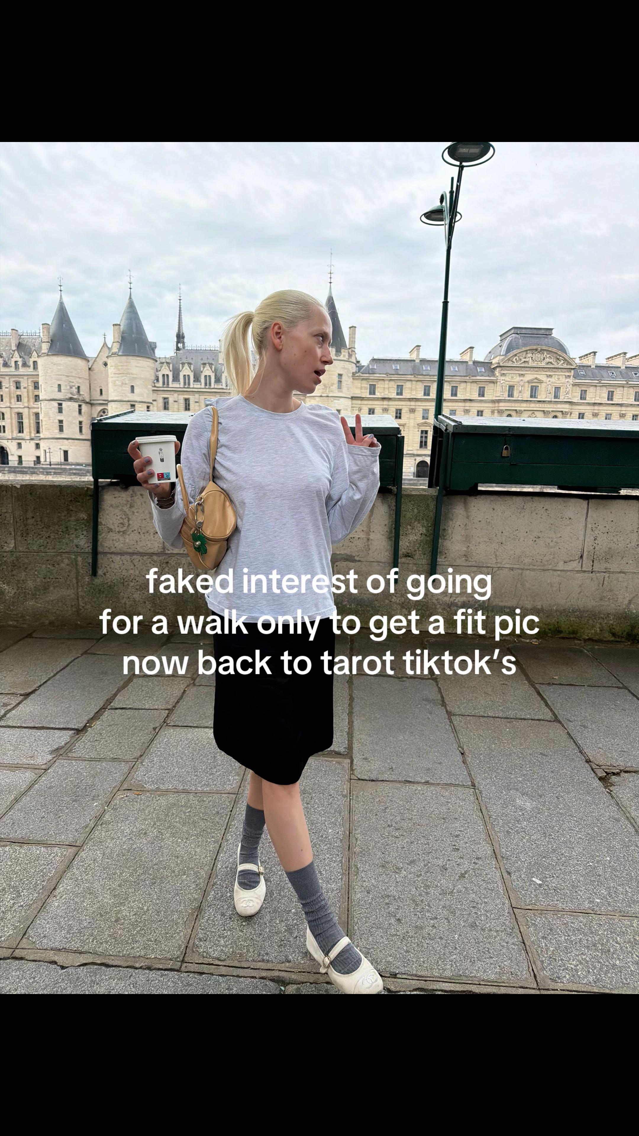 @laravioletta_