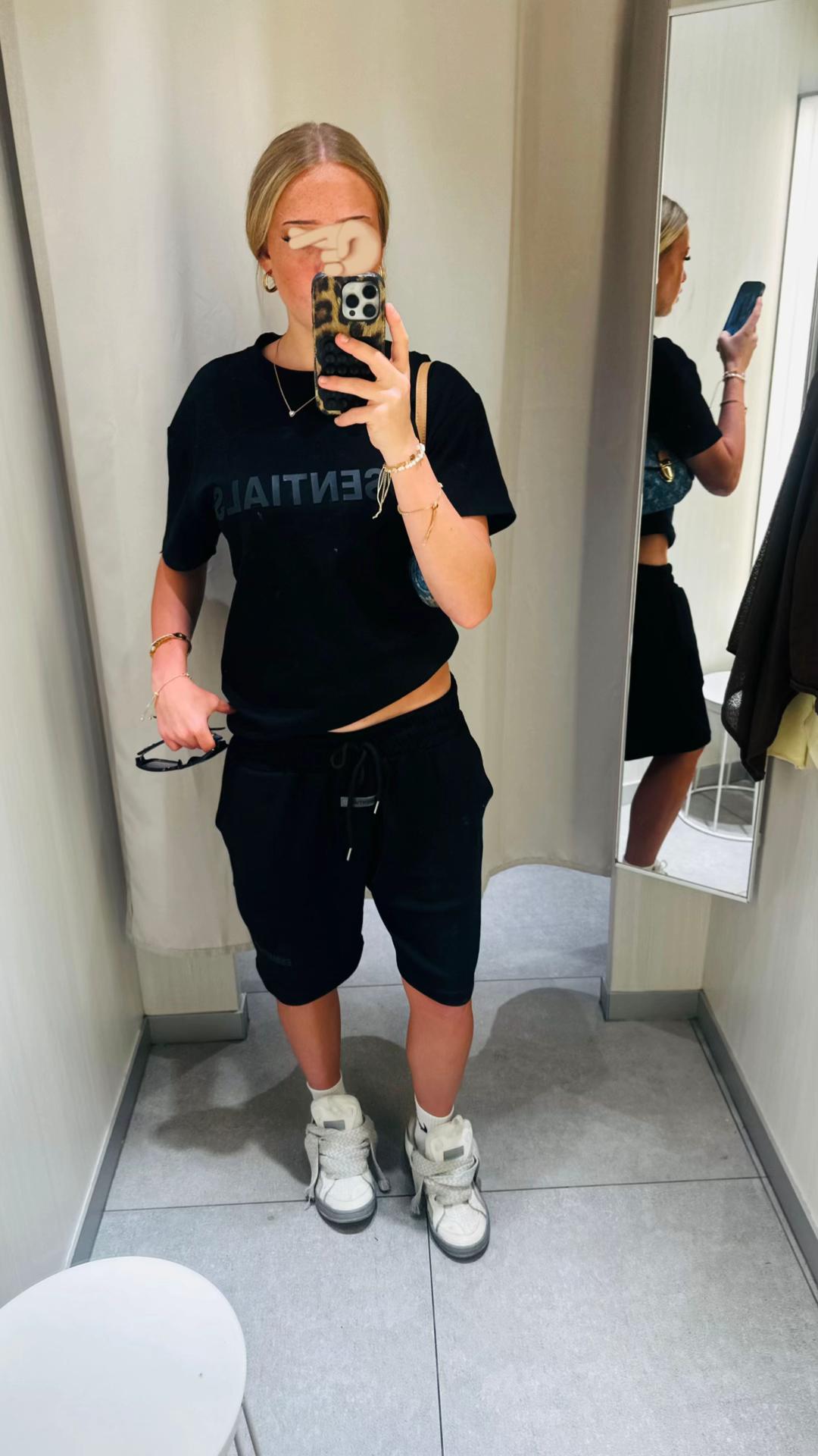 @_leasofie_