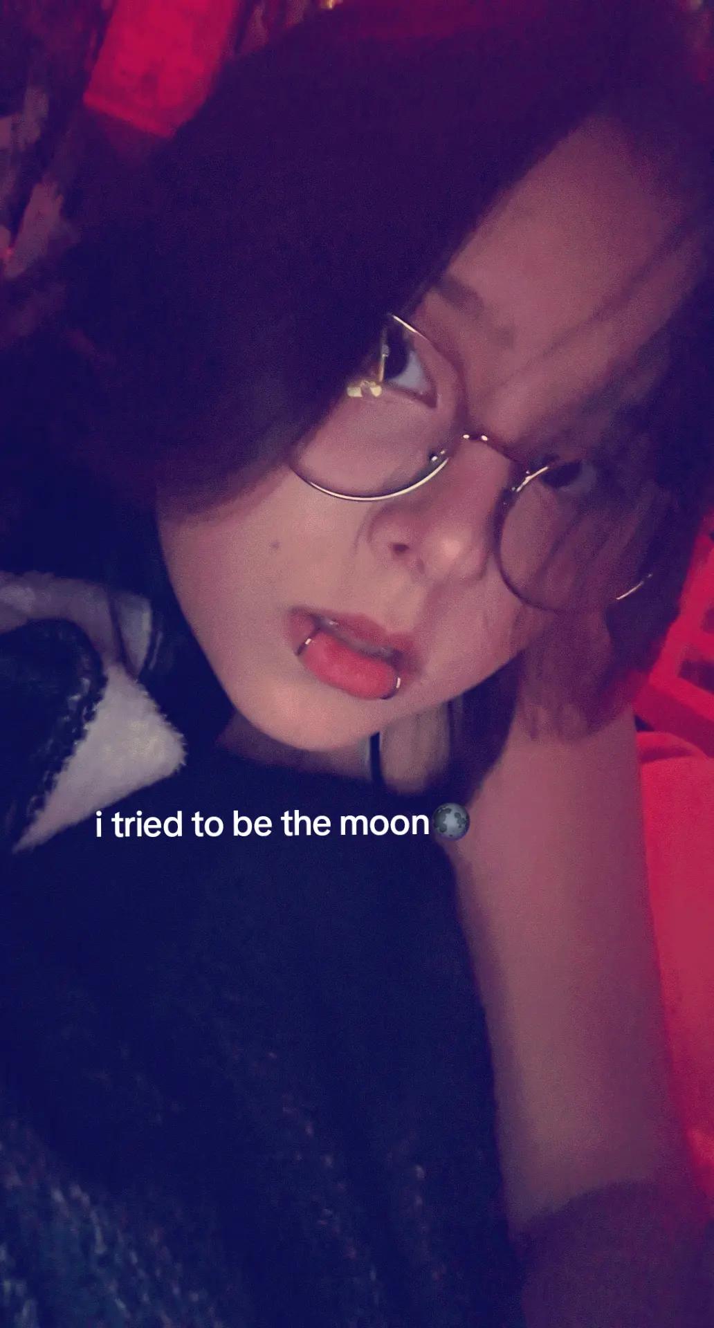 @Leeknow his oily ass cheeks