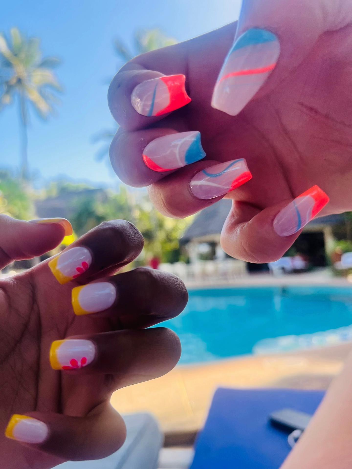 @Naomi 👧🏽 & Becci 👩🦰