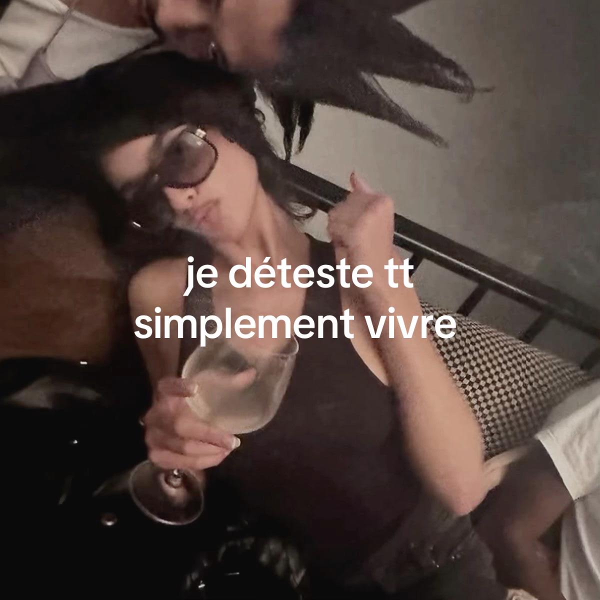 @⋊
