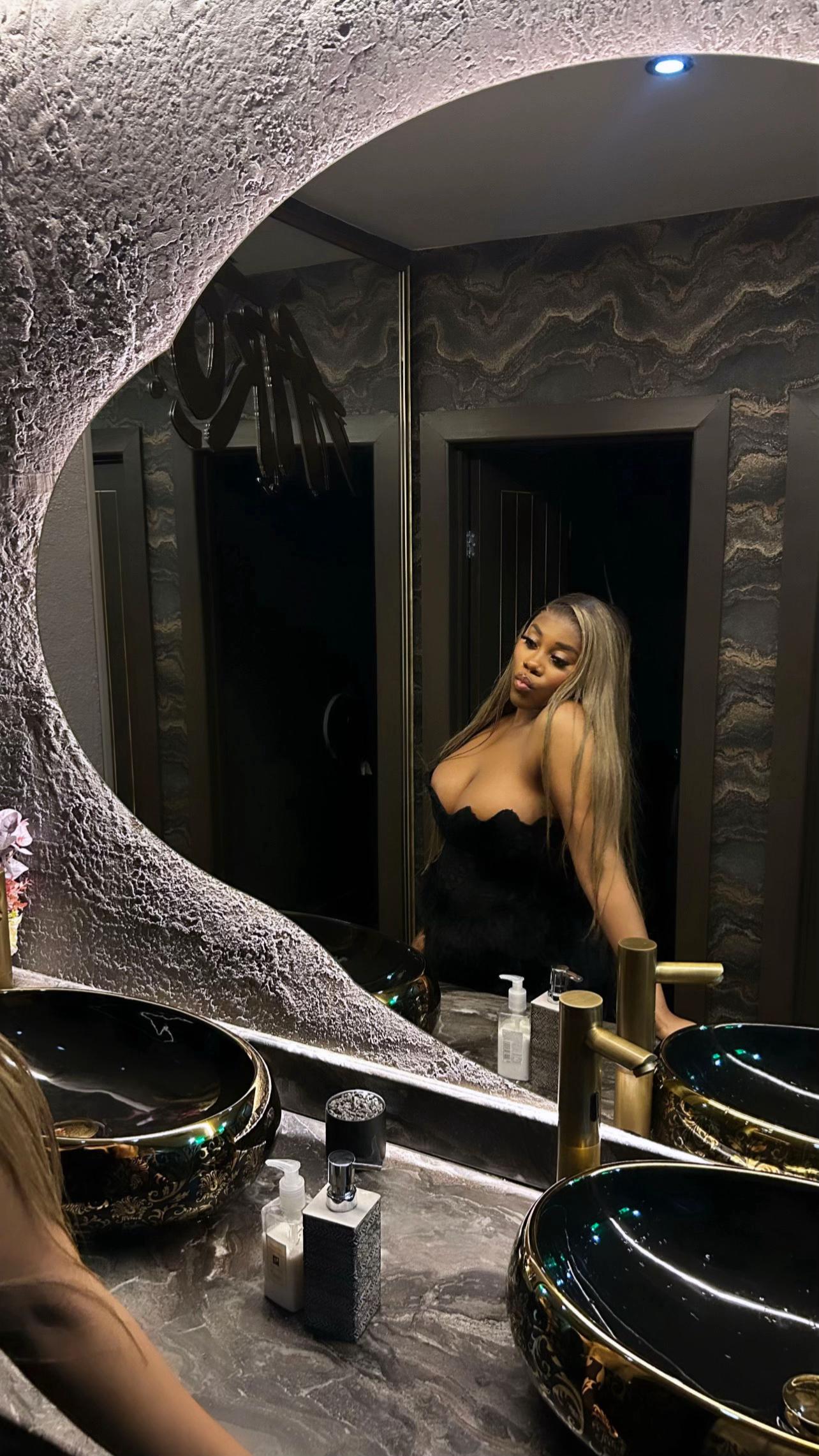 @𝐓𝐀𝐍𝐈𝐒𝐇𝐀🖤