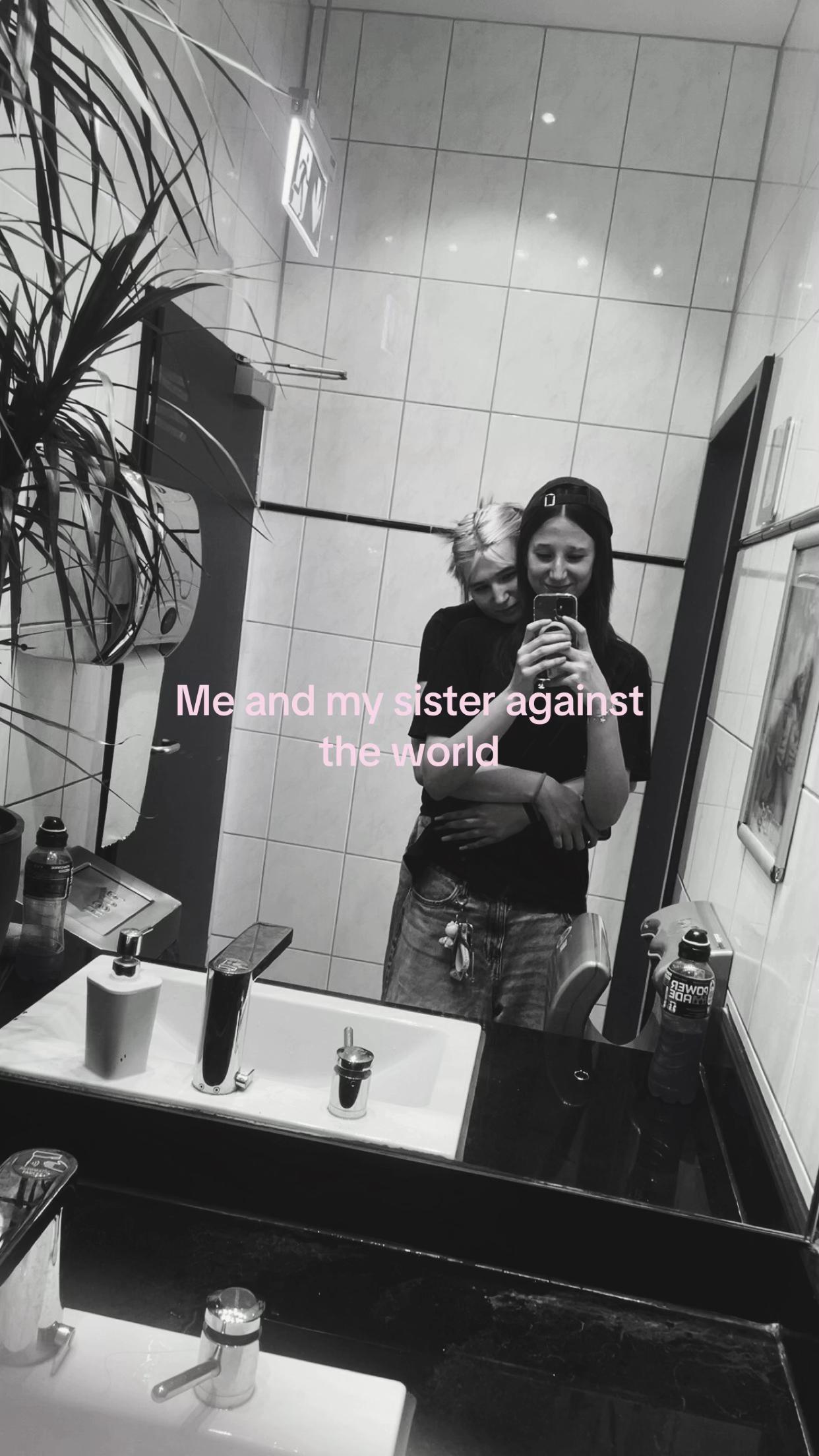 @👩🏽&zwj;❤️&zwj;💋&zwj;👩🏽