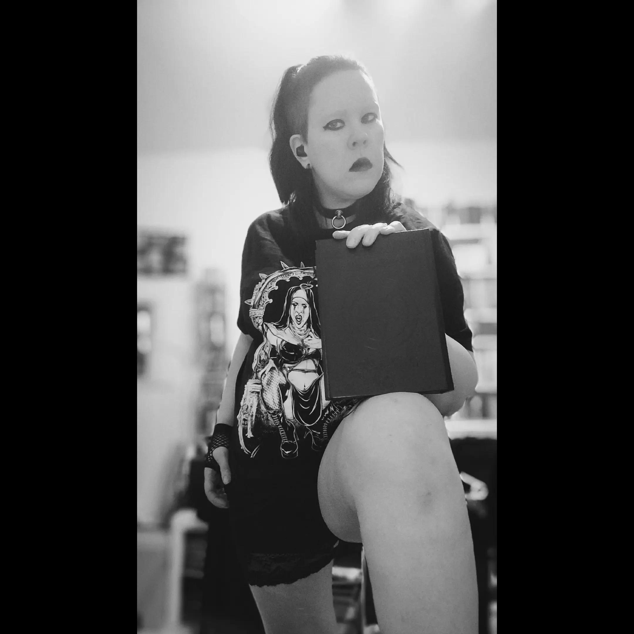 @Charlene 🖤🌹🦇