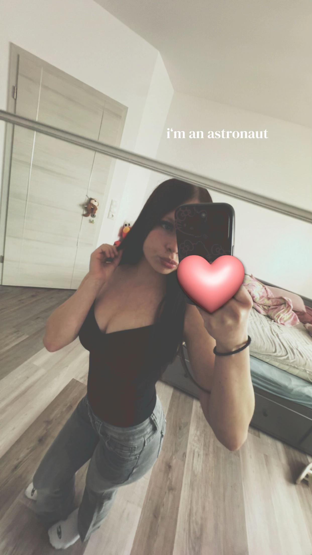 @🫰🏻