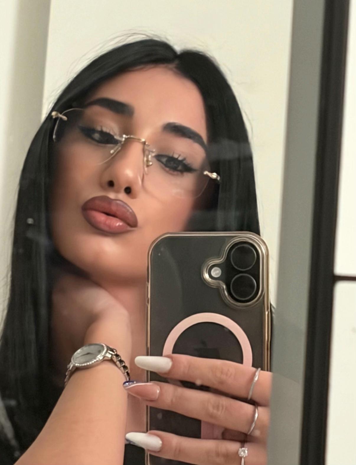 @AngelaYannis