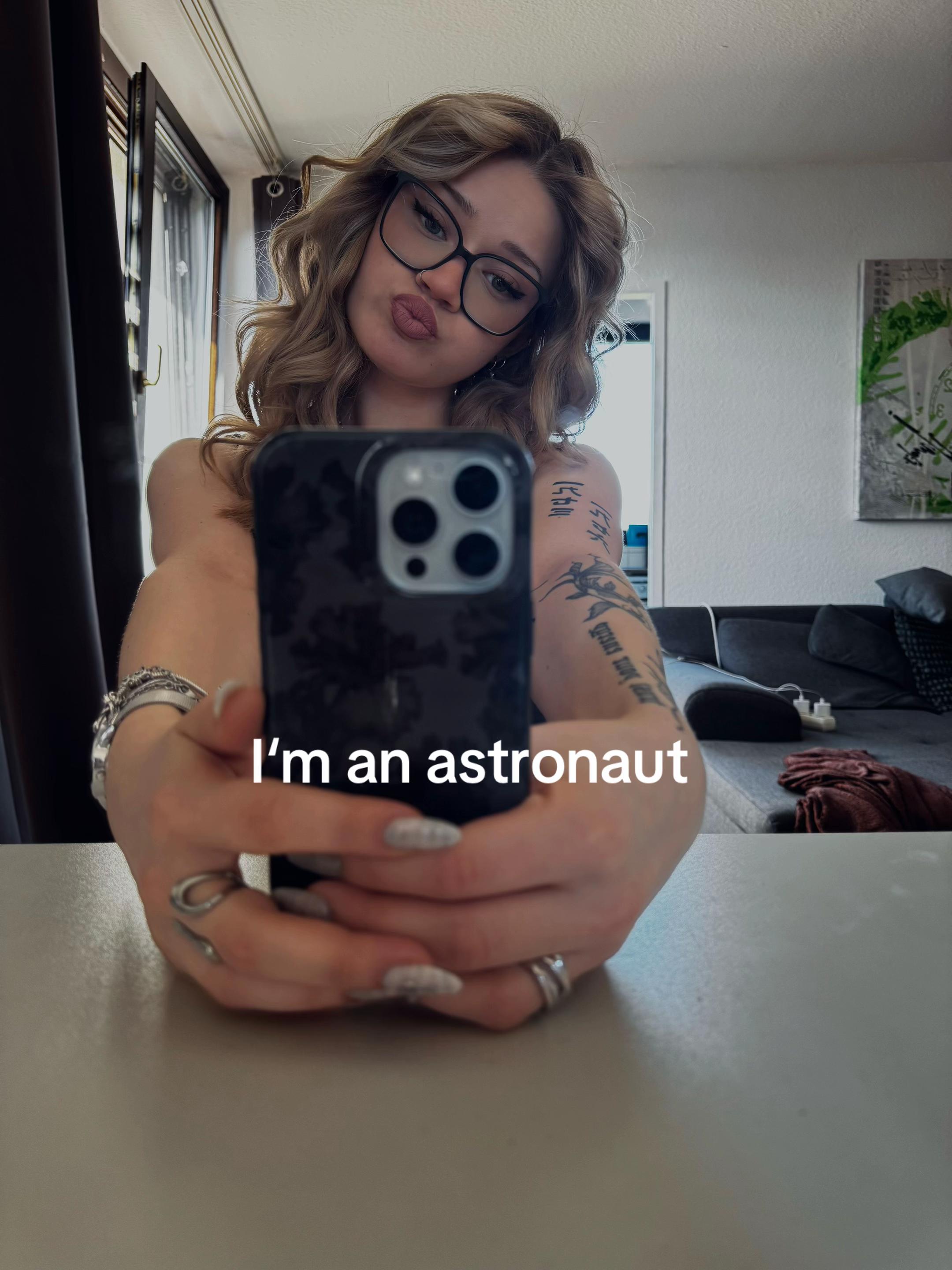 @Eʟʟɪ