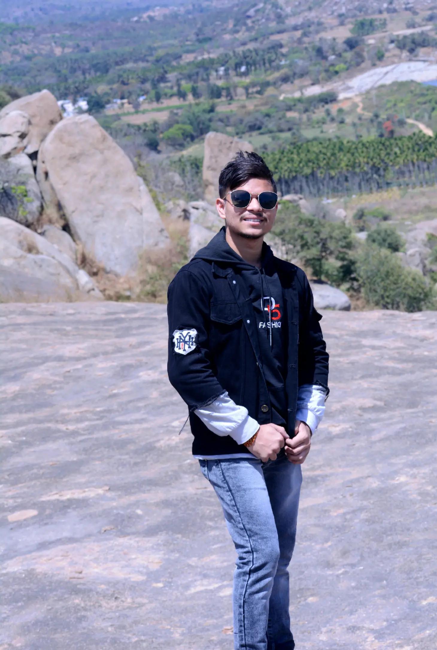 @Er.Dipesh Yadav👑💫