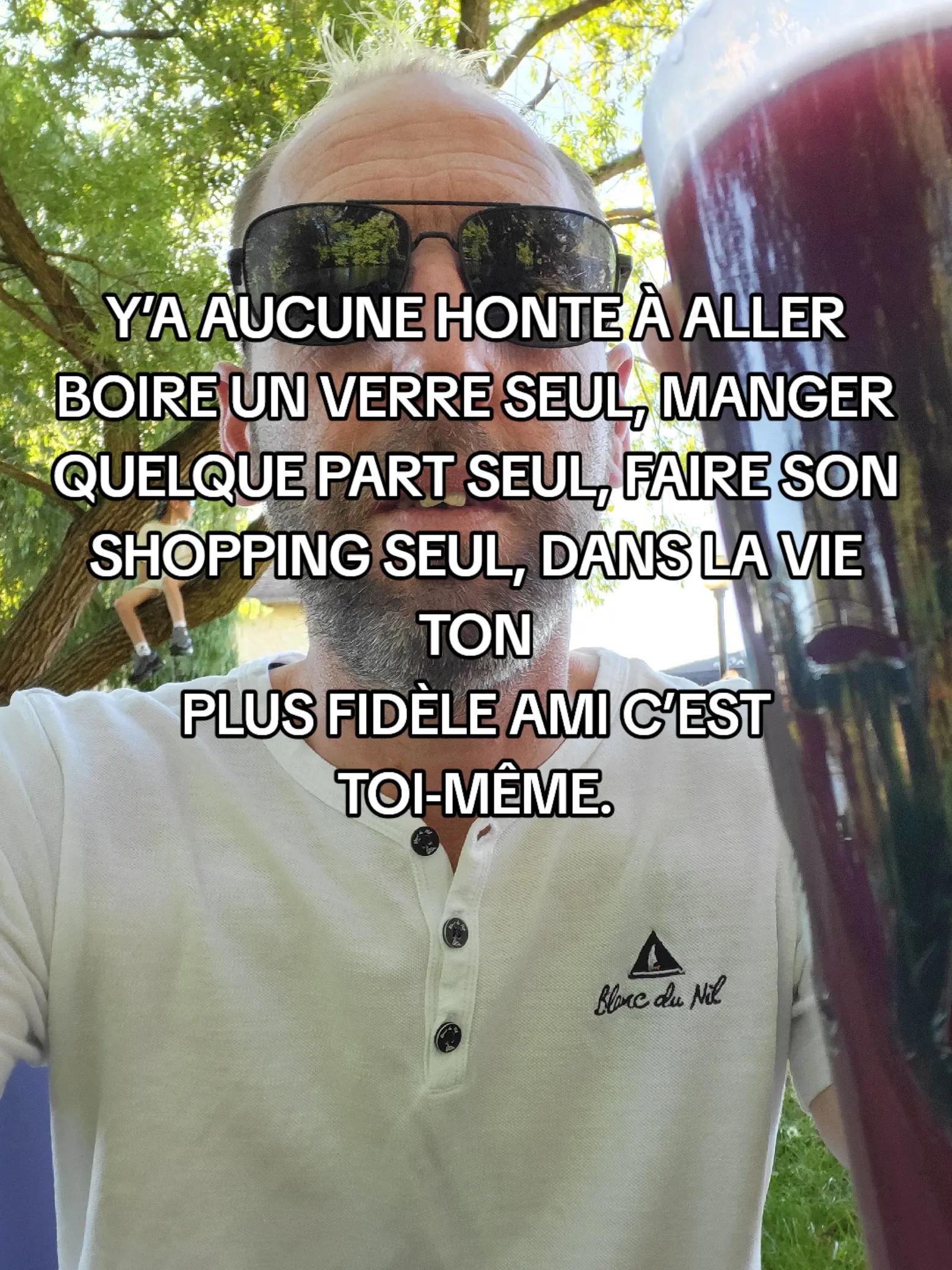 @un homme debout