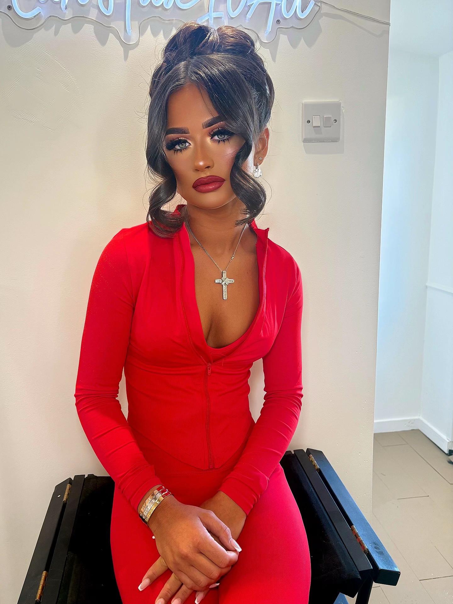 @MAKEUPBYSHOLAA