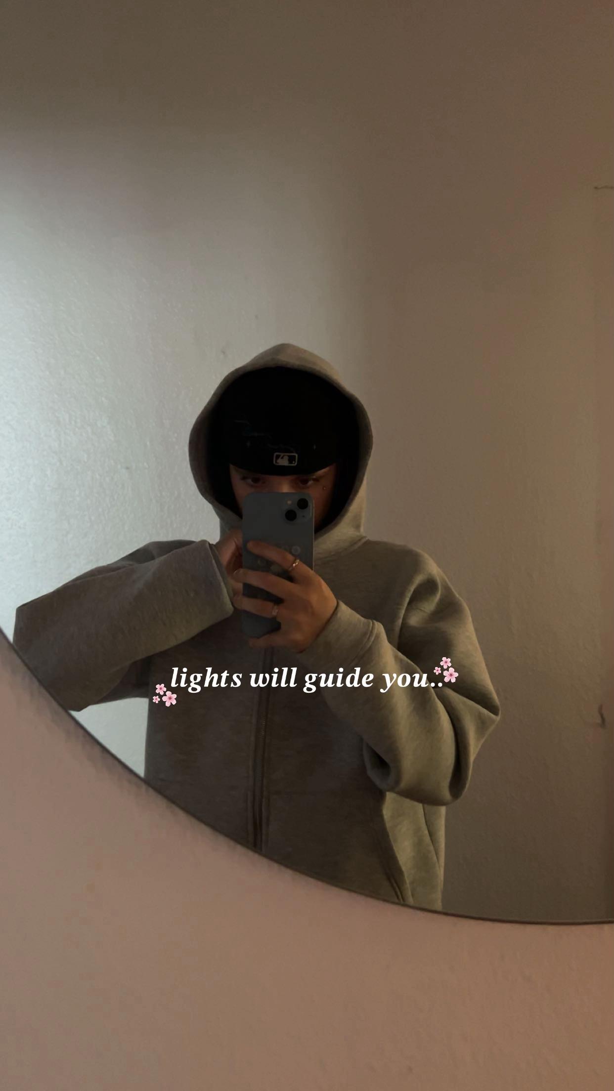 @𐦖