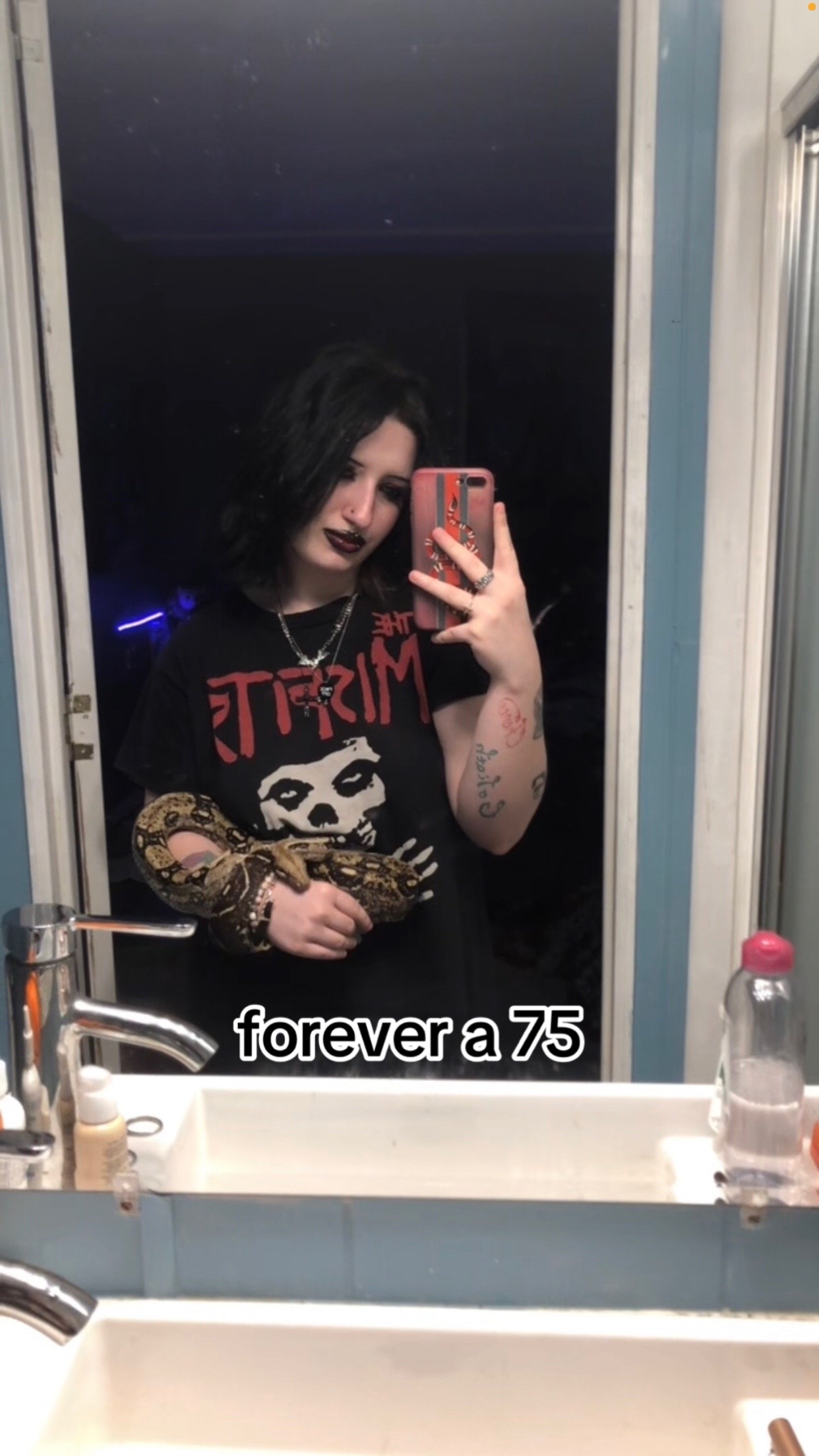 @🧛🏻&zwj;♀️𐕣 𝒜𝓃𝓃𝒶 𐕣🦇