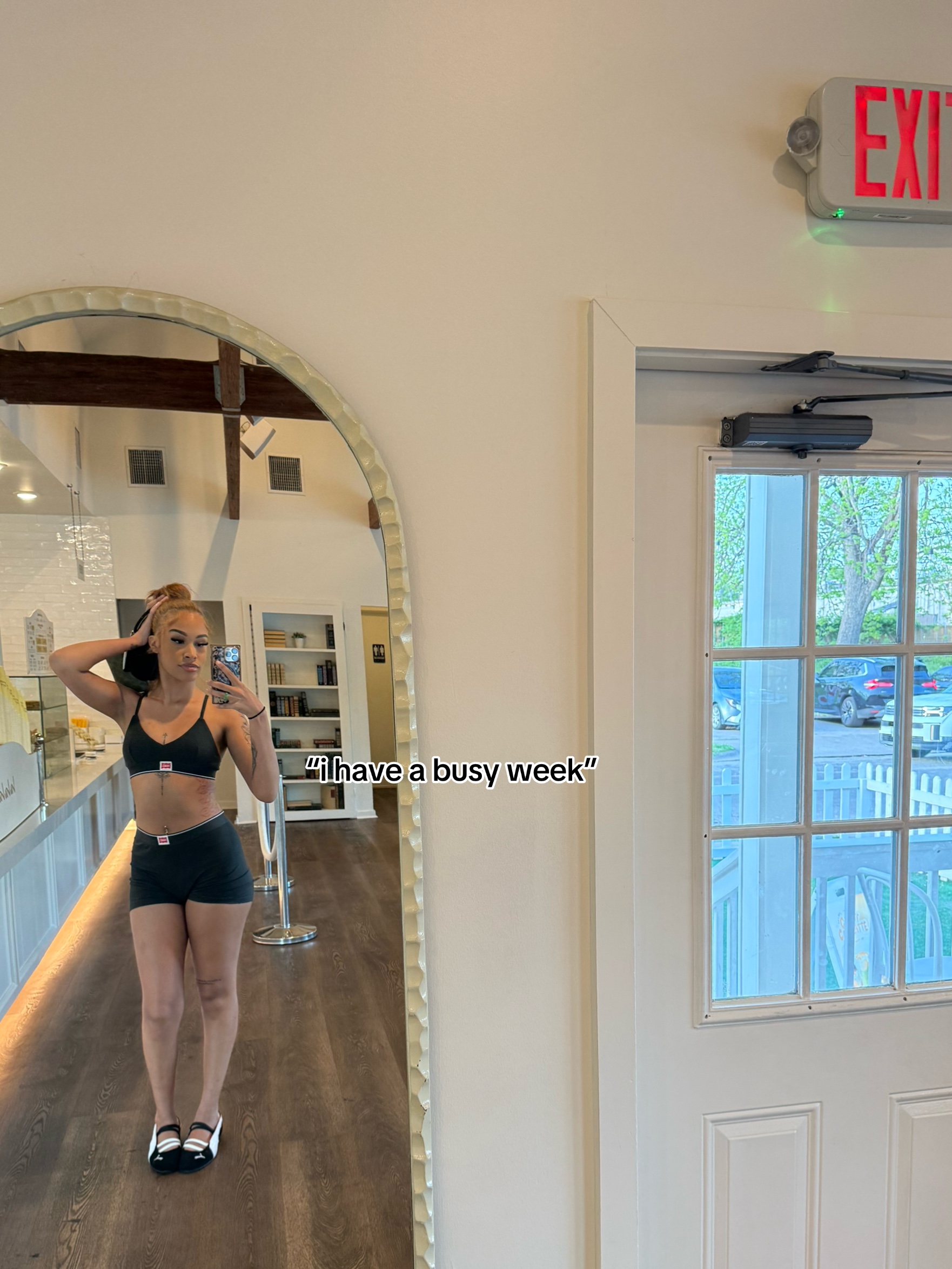 @niaakarrington