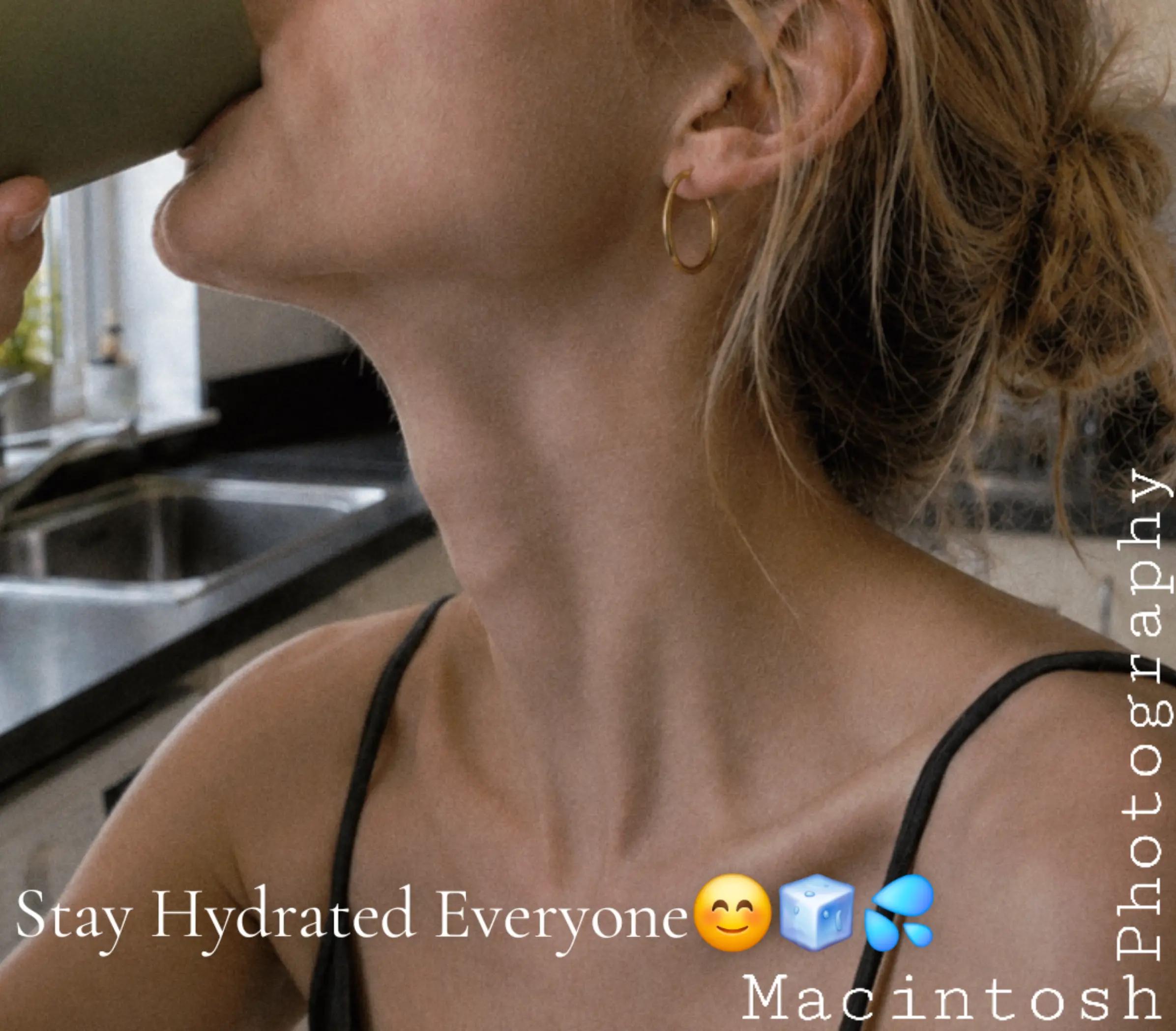 @Female_Neck_Appreciation